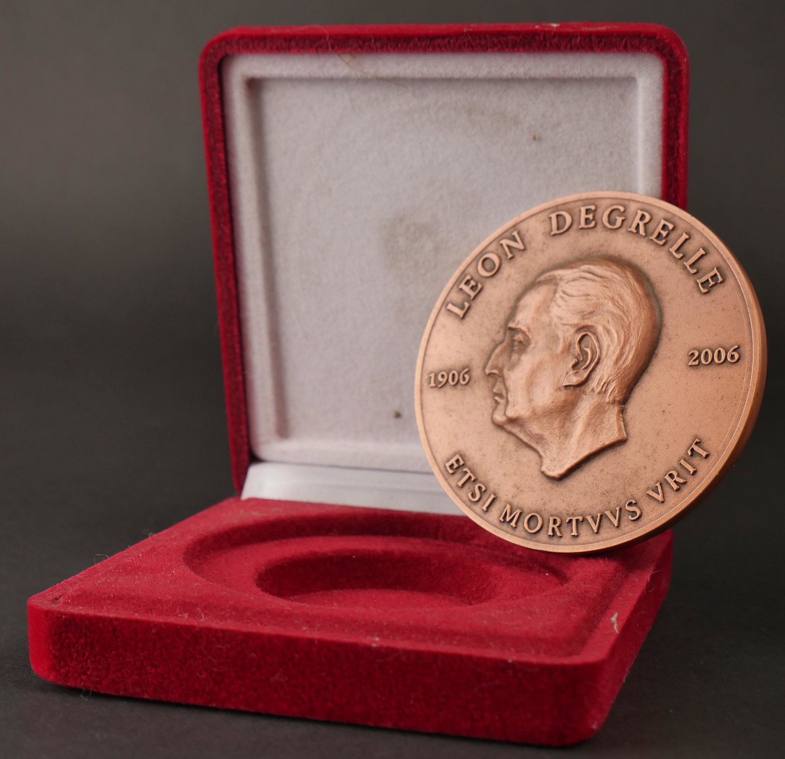 Medaille de table Leon Degrelle. Medal of table Leon Degrelle.: Medaille de table a l effigie de Leon Degrelle. En metal, bien marquee Leon Degrelle Etsi Mortuus Vrit 1906 2006. Signe H Bracoyannes. Dans sa boite d origine. A noter une certaine usure et patine de 