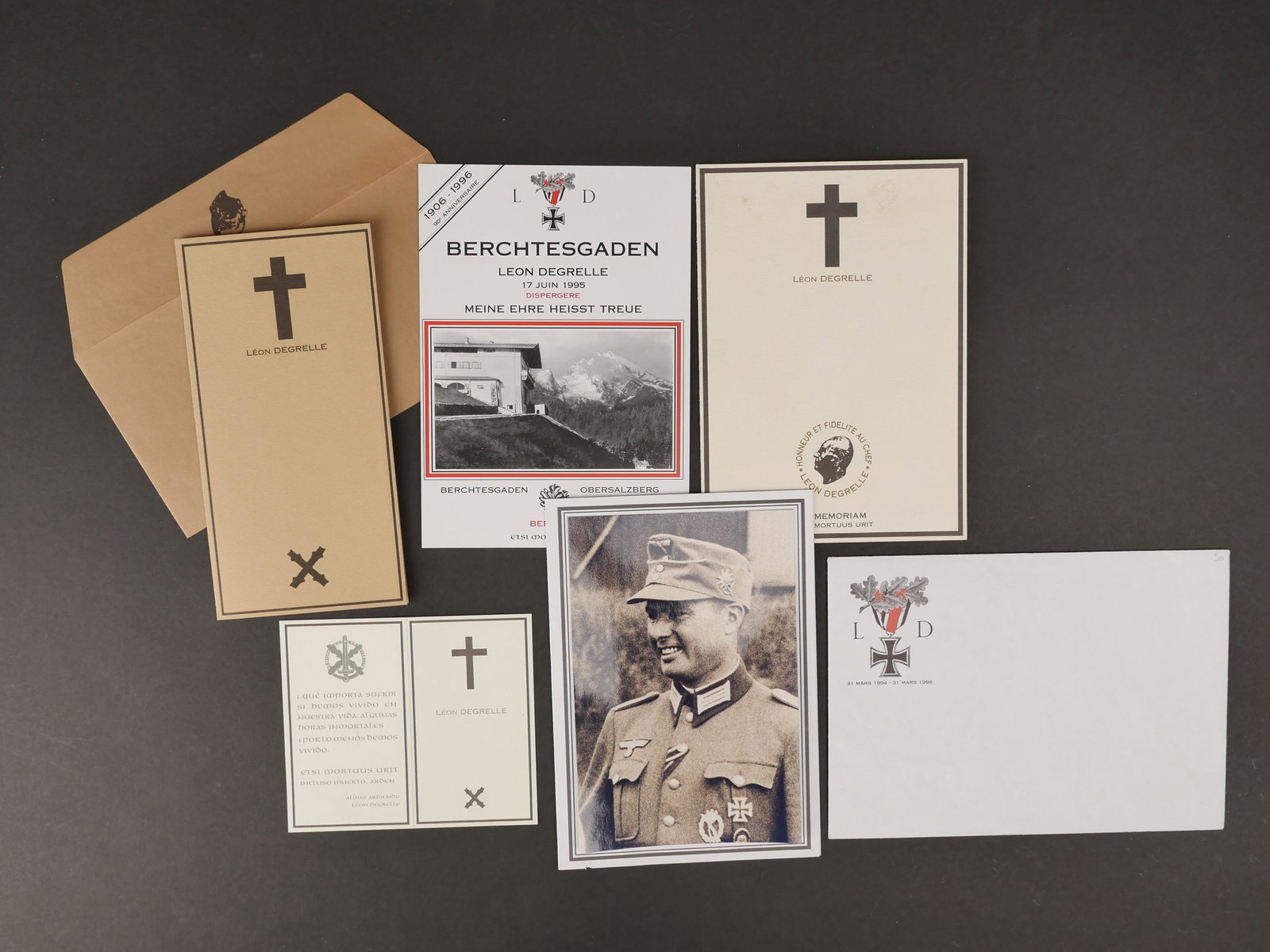 Memento de Leon Degrelle. Memento of Leon Degrelle: Memento de Leon Degrelle. 4 mementos edites apres la mort de Leon Degrelle et diffuse confidentiellement. Ils comportent tous une reproduction dâ€™une photo de Degrelle. On y joint une enveloppe 