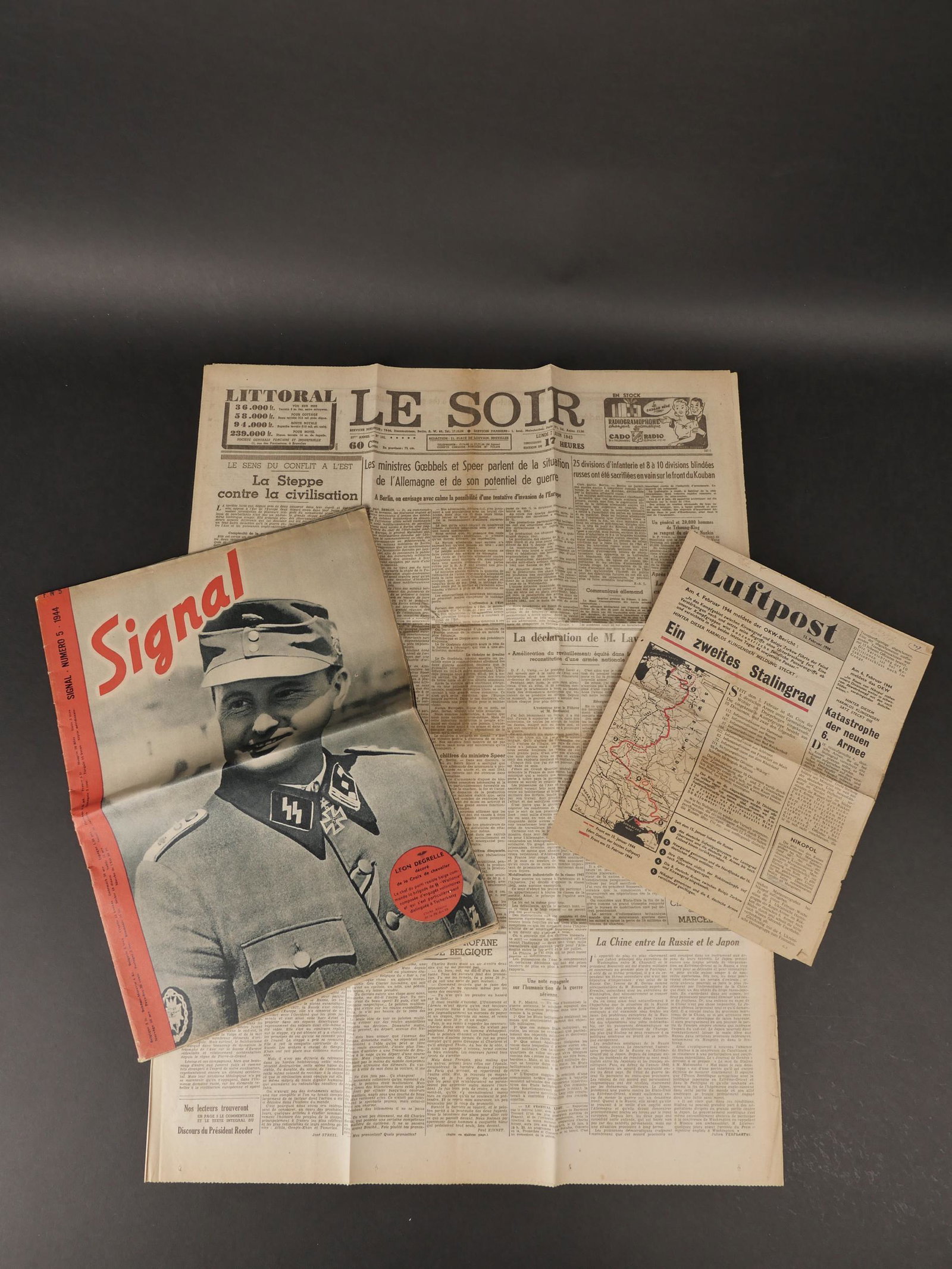 Signal sur Leon Degrelle. Signal on Leon Degrelle.: Signal sur Leon Degrelle. Numero 5 de 1944 en francais consacrant sa page de couverture a Leon Degrelle et a sa nomination en tant que Chevalier de la croix de Fer. On y joint lâ€™exemplaire du 1