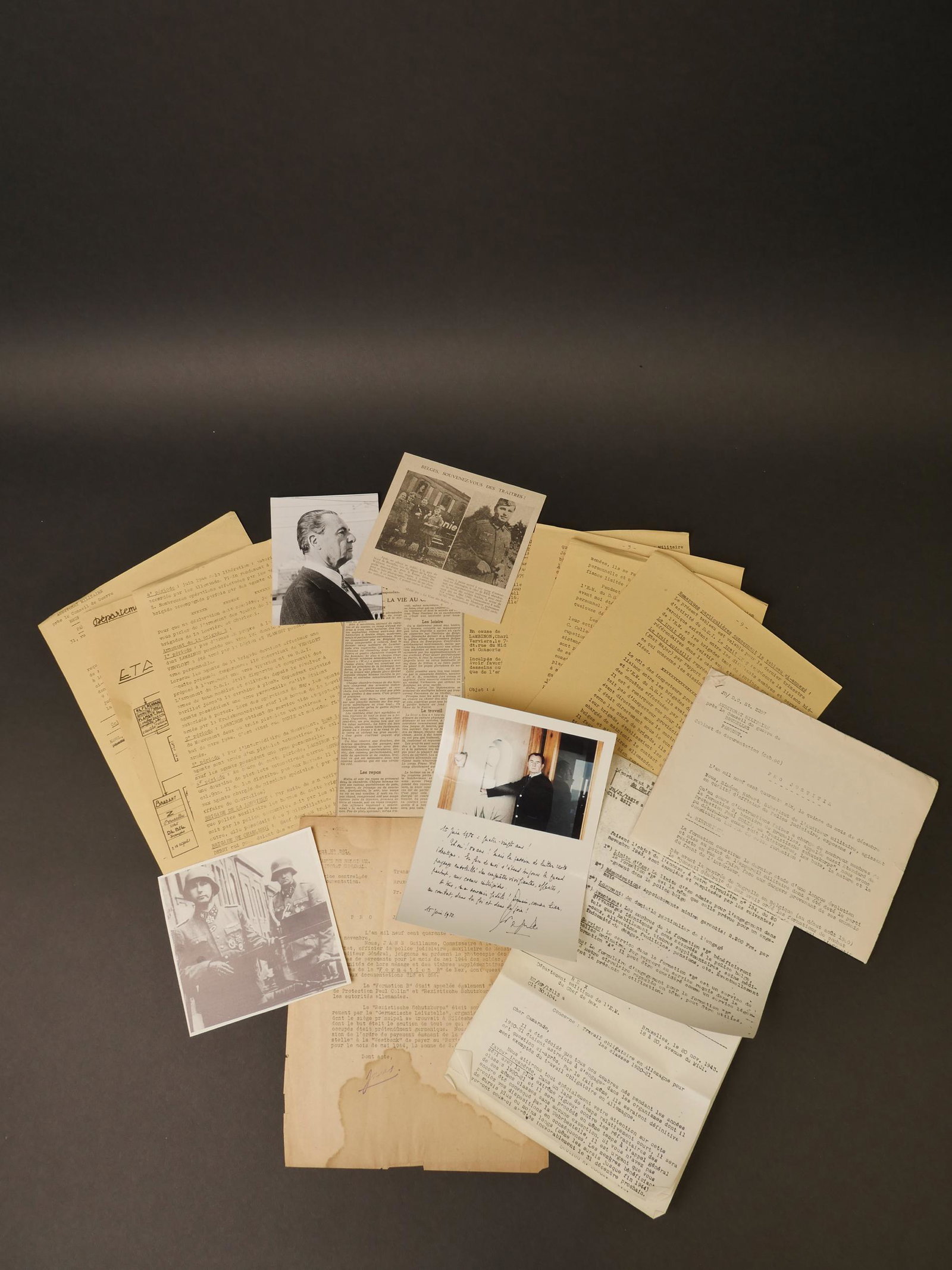 Ensemble de documents de lâ€™apres guerre sur Rex et Leon Degrelle. Set of post war documents on Rex: Ensemble de documents de lâ€™apres guerre sur Rex et Leon Degrelle comprenant des decisions de justice et quelques documents autour de Leon Degrelle. Traces de manques, pliures et salissures. Set