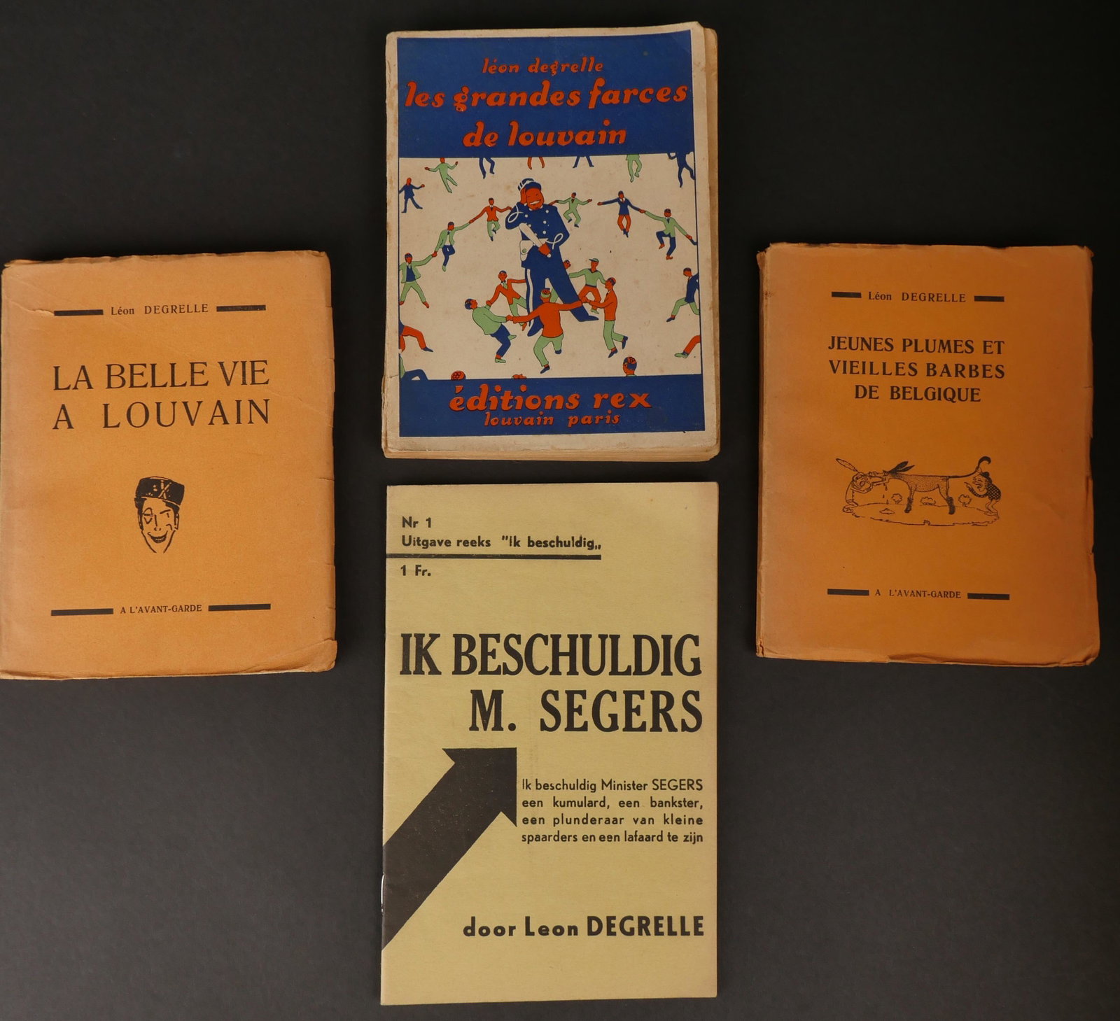 Lot de 4 publications des Editions REX et de Leon Degrelle. Lot of 4 publications of Editions REX: Lot de 4 publications des Editions REX et de Leon Degrelle. Ik Beschuldig M. Segers, La Belle vie a Louvain, Jeunes plumes et vieilles barbes de Belgique, Les grandes farces de Louvain. Taches, manque