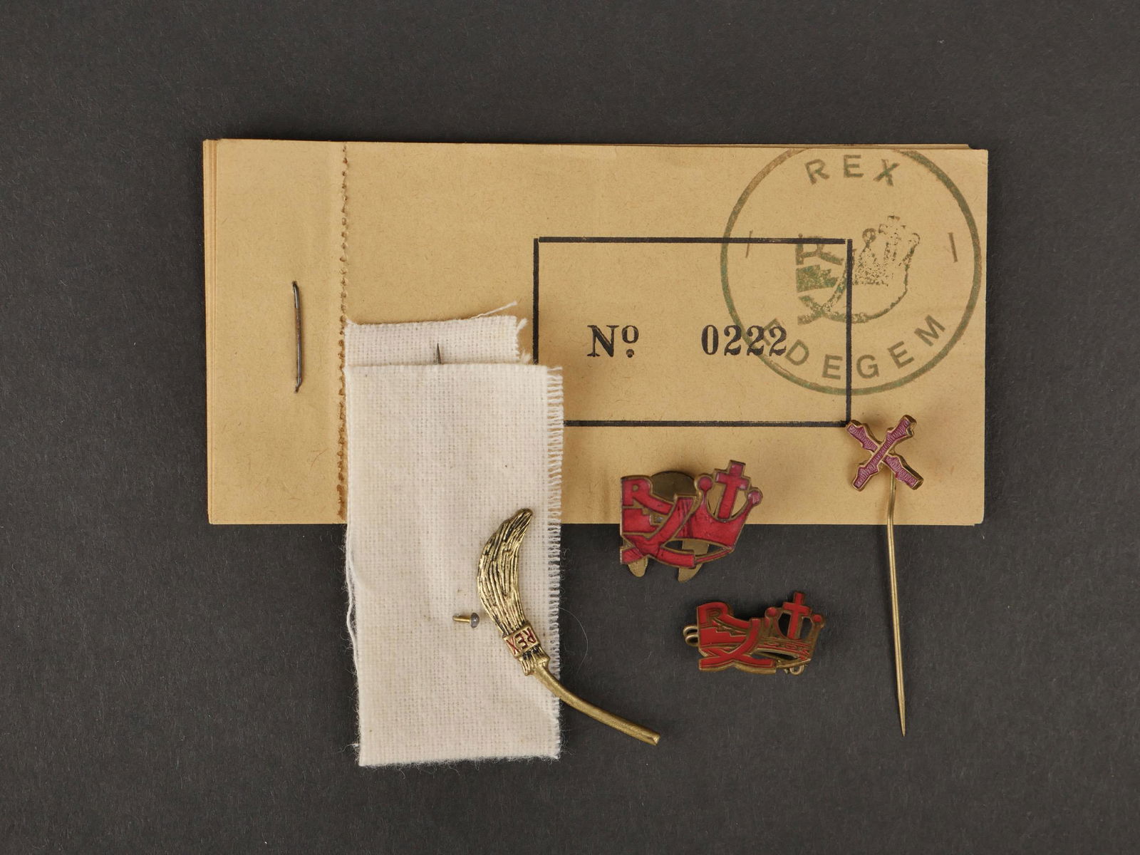 Lot de 3 insignes de boutonniere pour membre de REX. Set of 3 buttonhole badges for REX members.: Lot de 3 insignes de boutonniere pour membre de REX. Tous trois emailles, lâ€™un de petit format avec epingle de fixation au dos dâ€™un fabricant de Bruxelles, lâ€™autre de moyen format