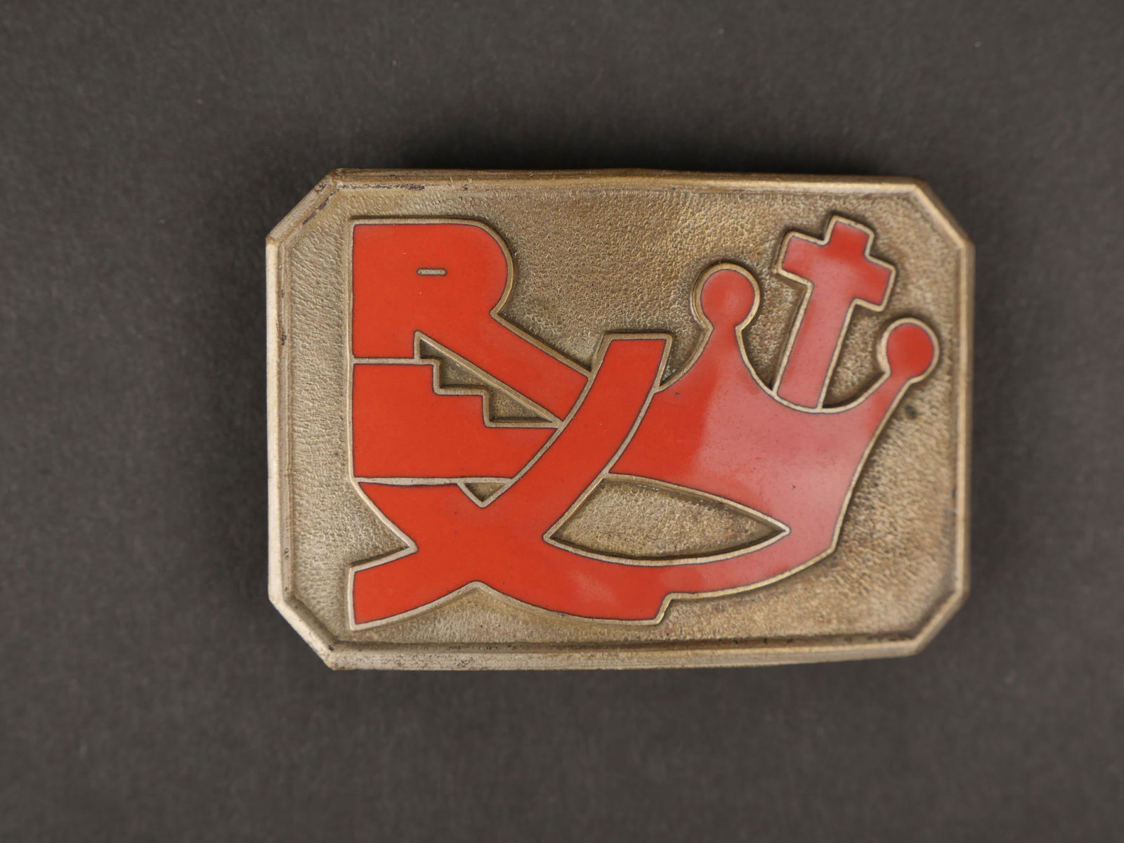 Boucle de ceinturon rexiste. Belt buckle rexiste: Boucle de ceinturon rexiste. En metal emaille rouge figurant lâ€™insigne de Rex, au dos pattes de fixation et de serrage metalliques et indication du fabricant Au Biceps Liege. Bel etat. Belt buc