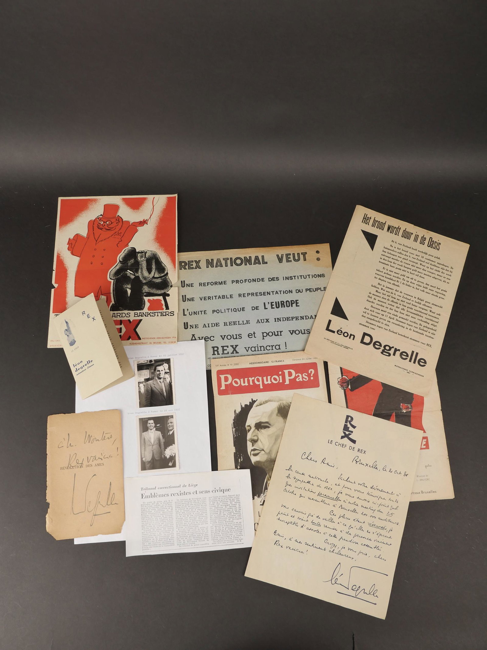 Ensemble de cartes de membres de REX. REX membership card set.: Ensemble de cartes de membres de REX. Comprenant un page de garde du livre de Degrelle Revolution des Ames avec une dedicace autographe signee de deux lignes, un facsimile dâ€™une lettre autograp
