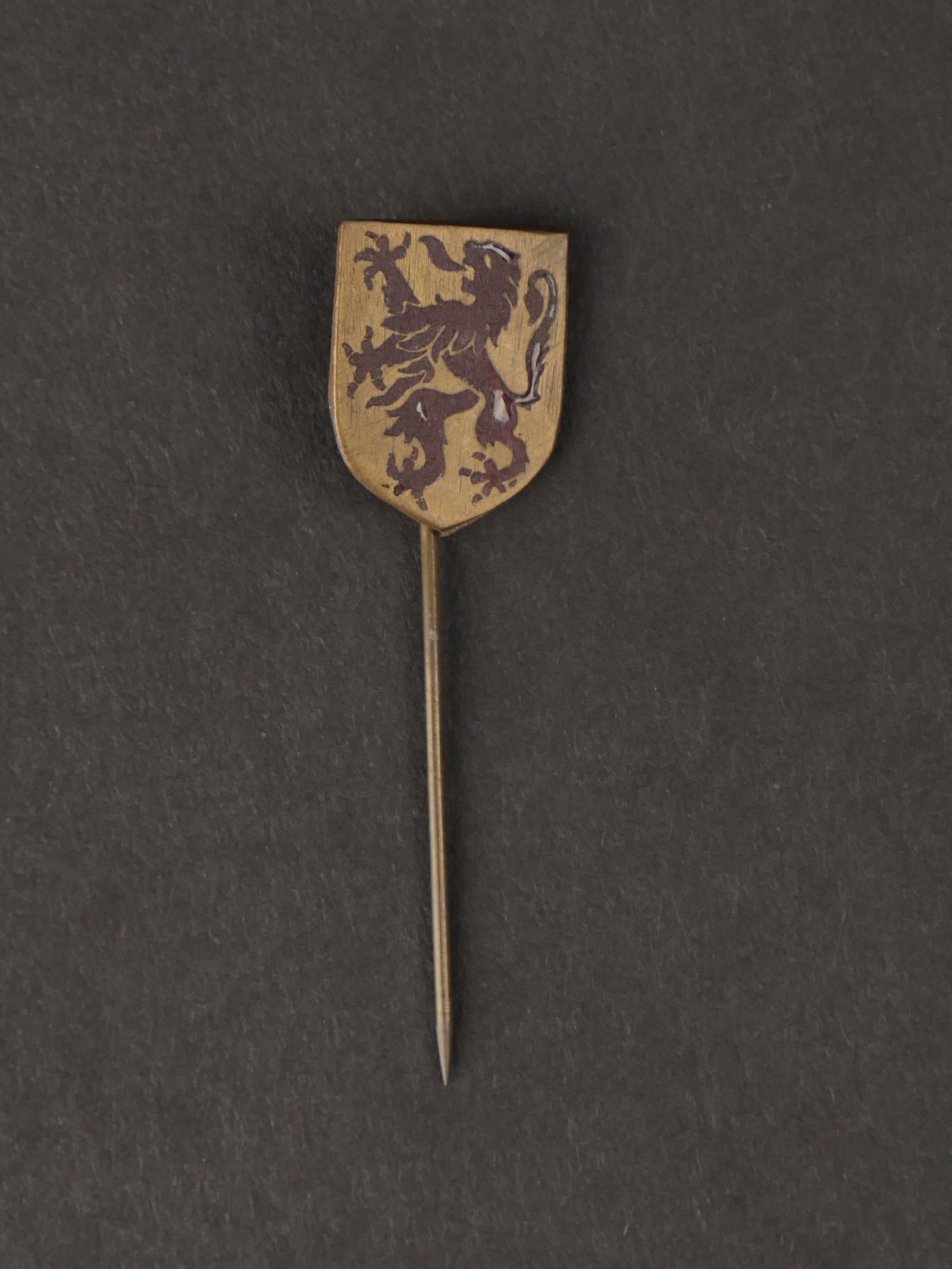 Insigne des jeunesses legionnaire. Badge of the youth legionnaire.: Insigne des jeunesses legionnaire. En forme d epinglette, attache complete mais ressoudee. A noter une certaine usure et patine de la piece. Etat II+. Badge of the youth legionnaire. In the form of a