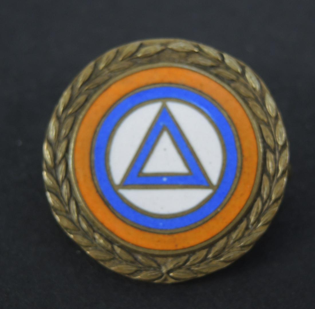 Insigne d honneur du VNV. VNV badge of honor.: Insigne d honneur du VNV. Rare insigne en metal dore, l insigne central est emaille. Attache complete. Marquages au dos L Van Der Meulen, numero 864. Tres rare insigne du VNV. A noter une certaine usu