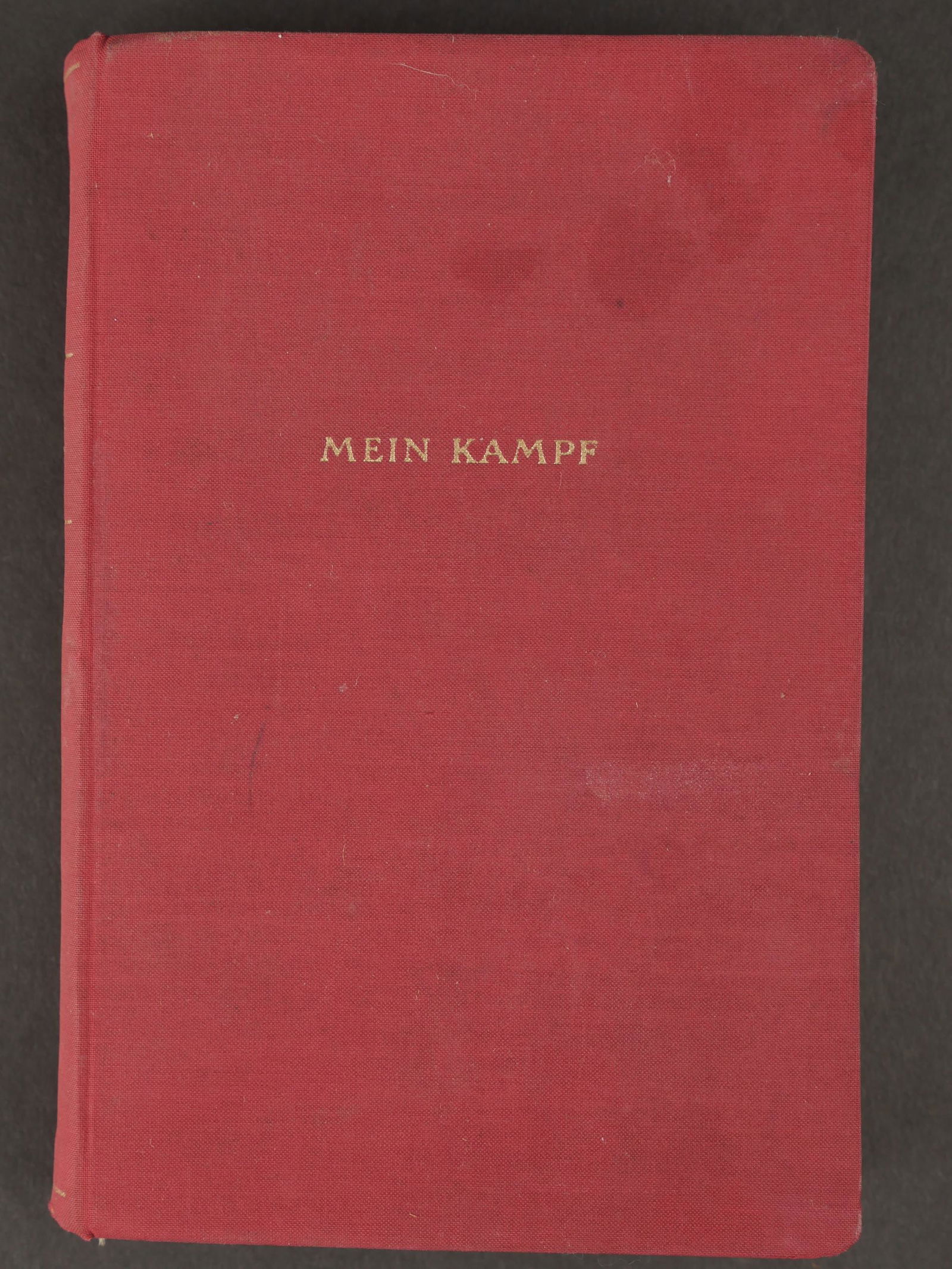Mein Kampf.: Mein Kampf. Couverture recouverte d un tissu rouge et marquee Mein Kampf. Premiere page marquee Wille und Wort des Fuhrers sind sie Grundlagen unserer arbeit ordensburg Krossinsee 20 april 1944. Reine