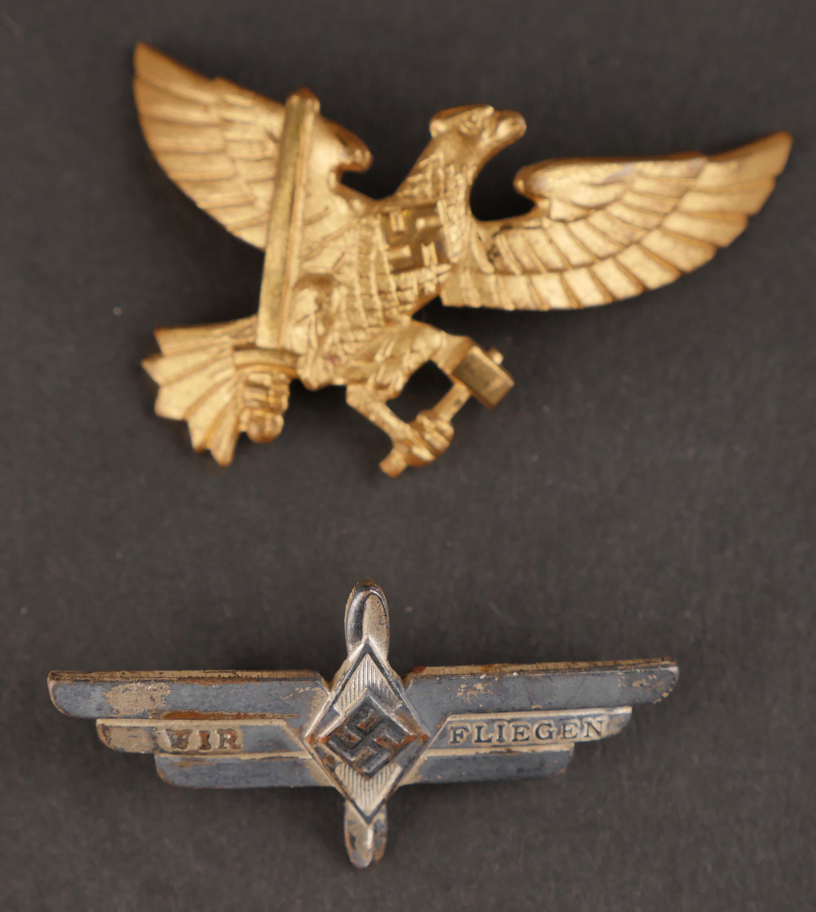 Insignes HJ. HJ badges.: Ensemble d insigne Hitlerjugend. Comprenant un insigne HJ, fabrication bombee en metal doree, fabrication RZM M1/47, correspondant au fabricant C Th Dicke Ludenscheid, sans attaches visibles. Un insig