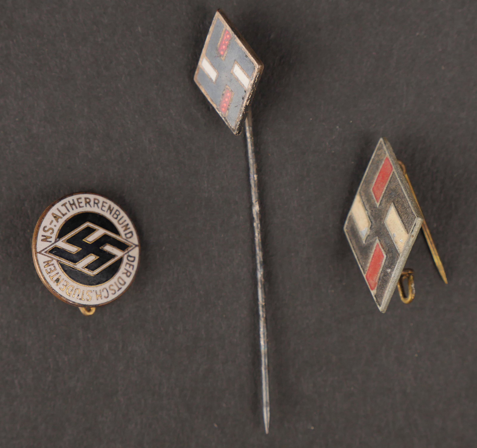 Insignes NS Studenten. Insigne German Student Union.: Insignes NS Studenten. Comprenant une epinglette pour cravate, en metal peint, attache complete, fabrication RZM M1/52, correspondant au fabricant Deschler et Sohn Munchen. Un insigne de coiffure du N