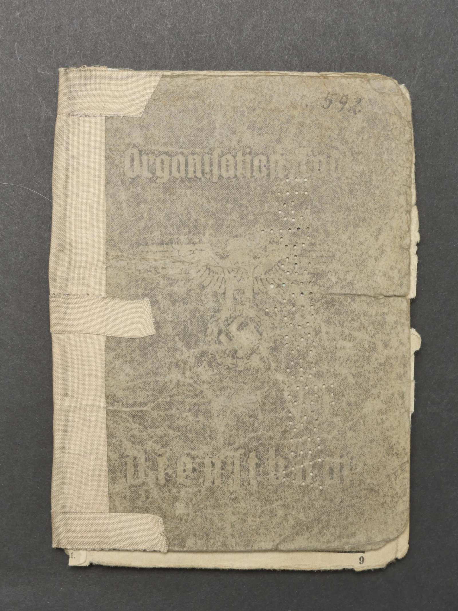 Dienstbuch Organisation Todt. Dienstbuch Organisation Todt.: Dienstbuch Organisation Todt. Couverture cartonnee, insigne et mention OT partiellement effacee. Couverture parsemee de perforations. Nombreuses reparations au sparadrap. Livret fortement abime et inc
