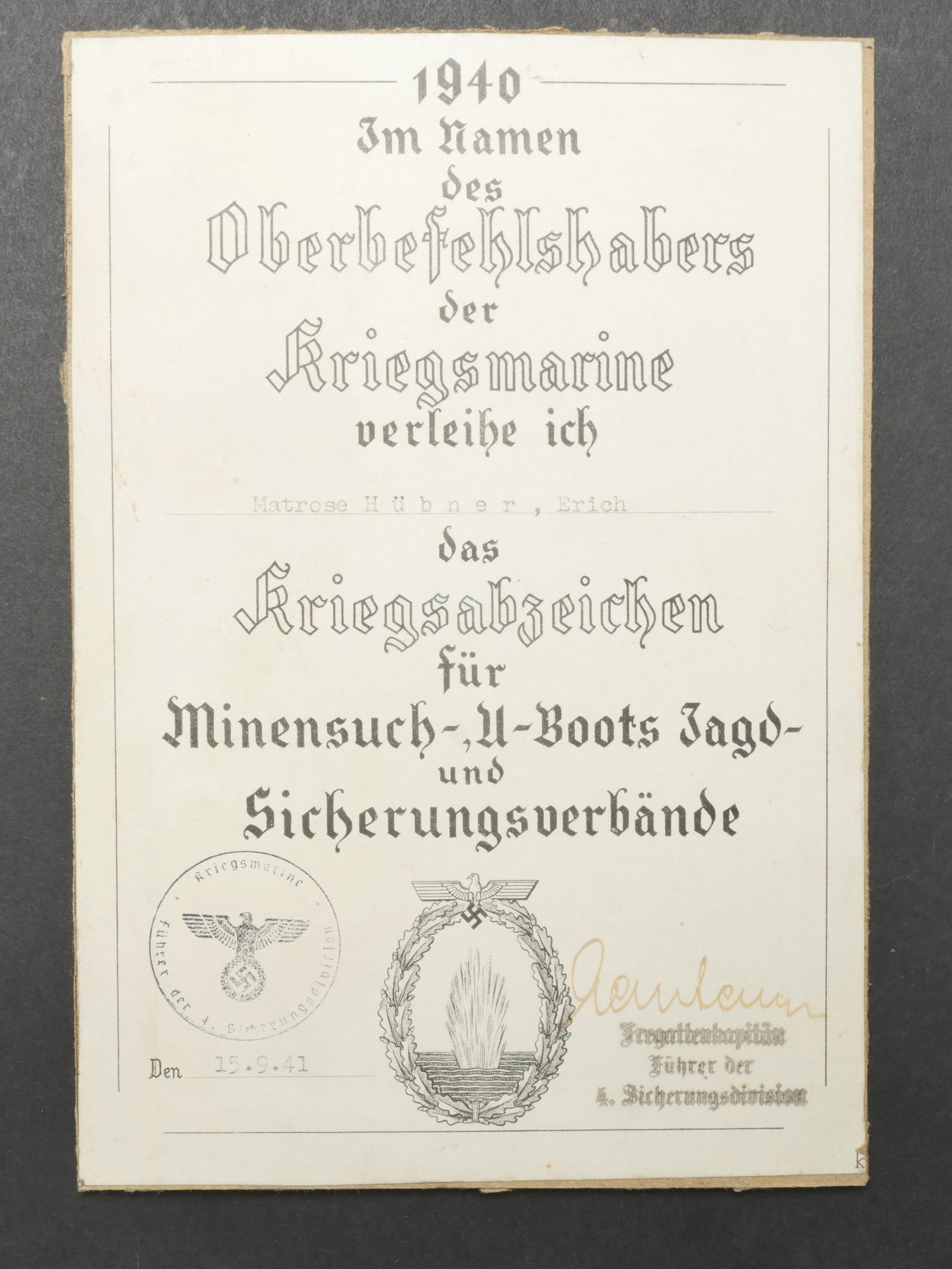 Diplome Kriegsmarine. Kriegsmarine diploma.: Diplome fur Minensuch Ubootsjagd und Sicherungsverbande. En papier, colle directement sur un carton. Quelques manques et marques de dechirures. Attribue au Matrose Hubner Erich, le 15 septembre 1941. 