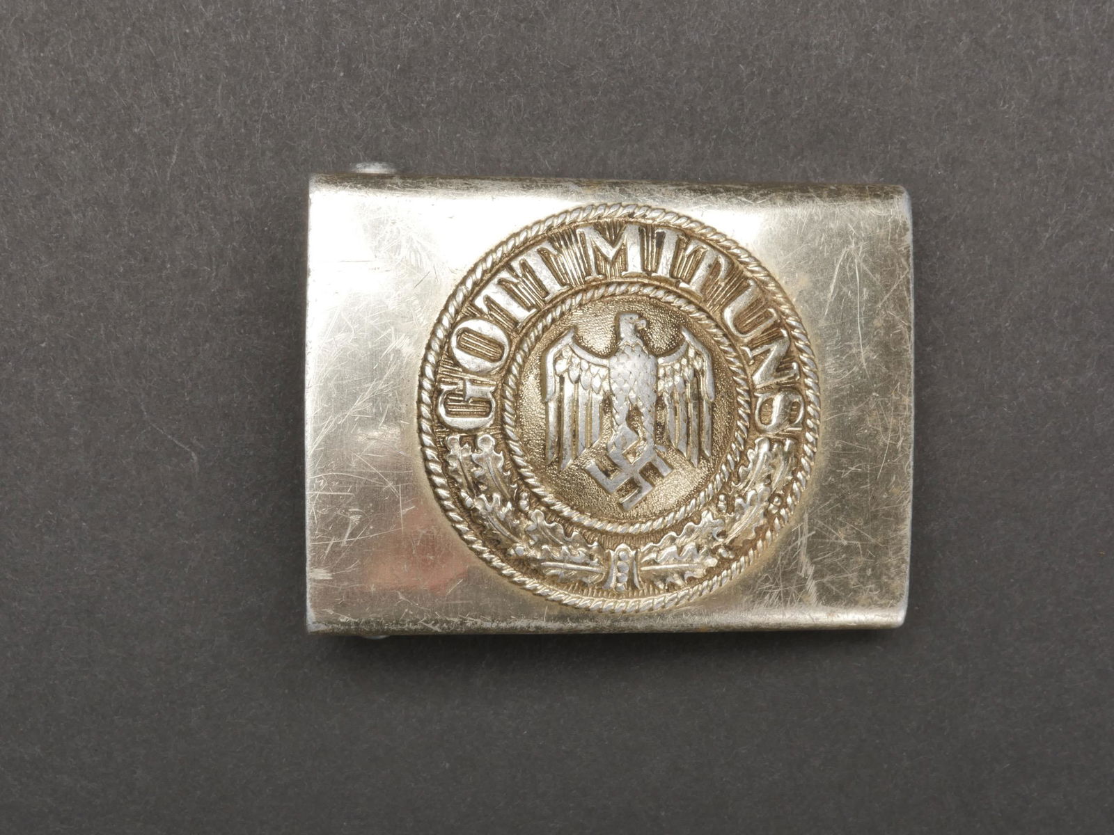 Boucle de ceinturon Kriegsmarine. Kriegsmarine belt buckle.: Boucle de ceinturon Kriegsmarine. En metal. Reste de couleur doree a 20%. Boucle a deux ardillons complete. Fabrication RSetS. A noter une certaine usure et patine de la piece. Etat II+. Buckle of bel