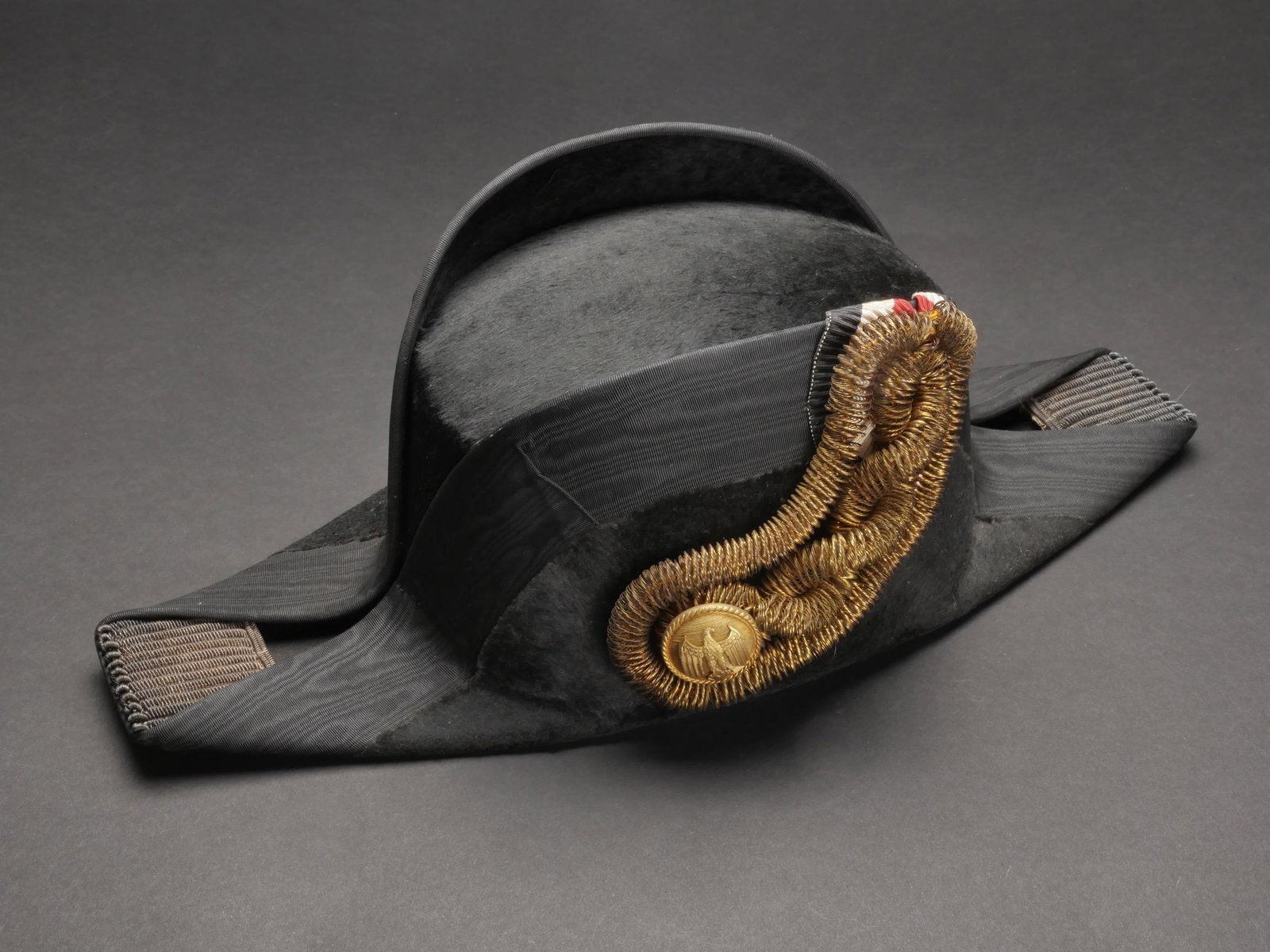 Bicorne officier Kriegsmarine. Kriegsmarine bicorne.: Bicorne d'officier Kriegsmarine. En tissu noir. Ganze or. Bouton dore disposant de l aigle de la Kriegsmarine. Cocarde noir/blanche/rouge. Interieur double en satinette blanche. Indication nominative 
