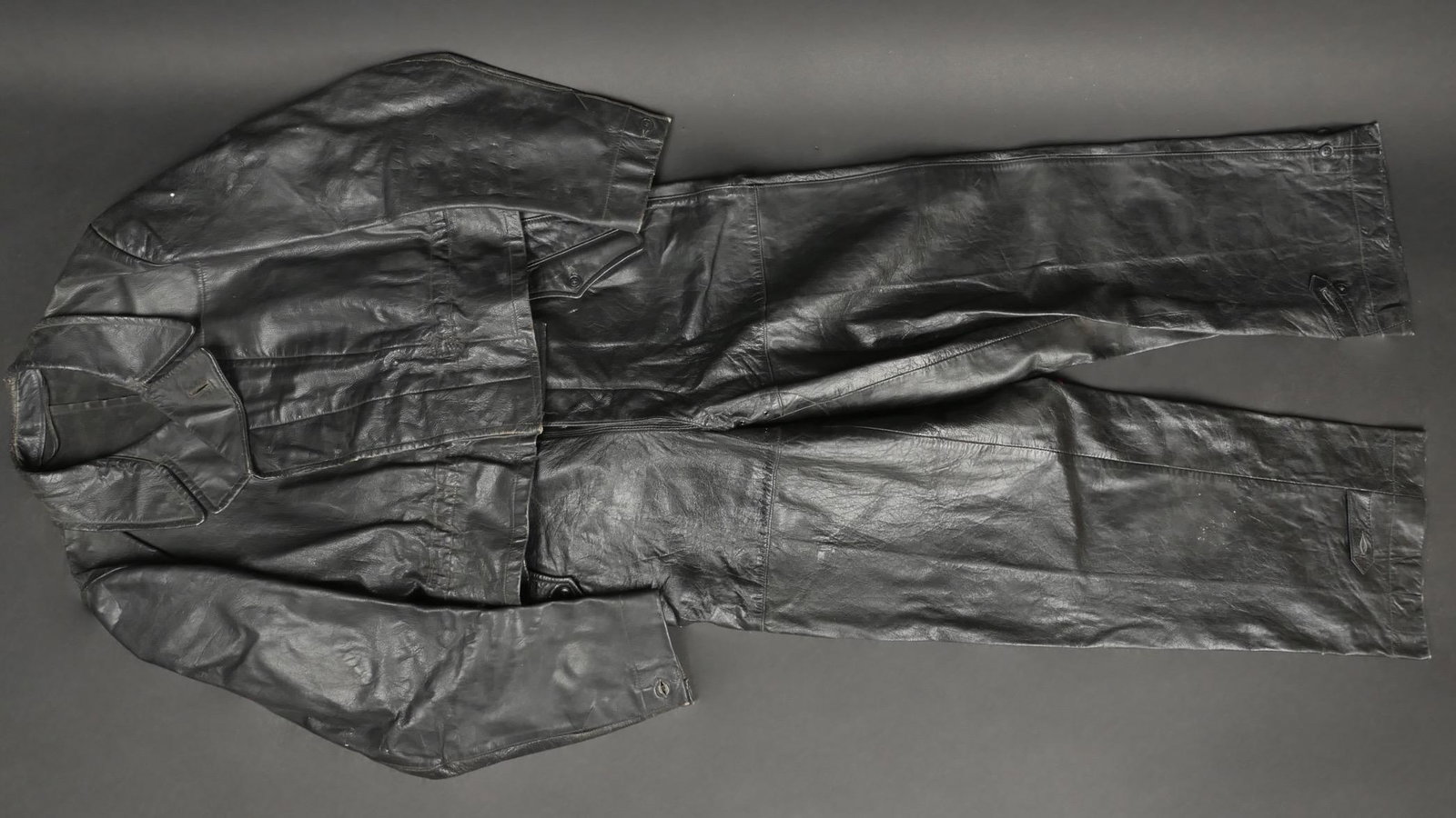 Uniforme Kleinkampfmittel. Kleinkampfmitter uniform.: Uniforme Kleinkampfmittel. Uniforme pour les unites speciales de la Kriegsmarine. Regroupant les nageurs de combat, les pilotes de canots explosifs, les hommes torpilles et les equipages de sous-marin