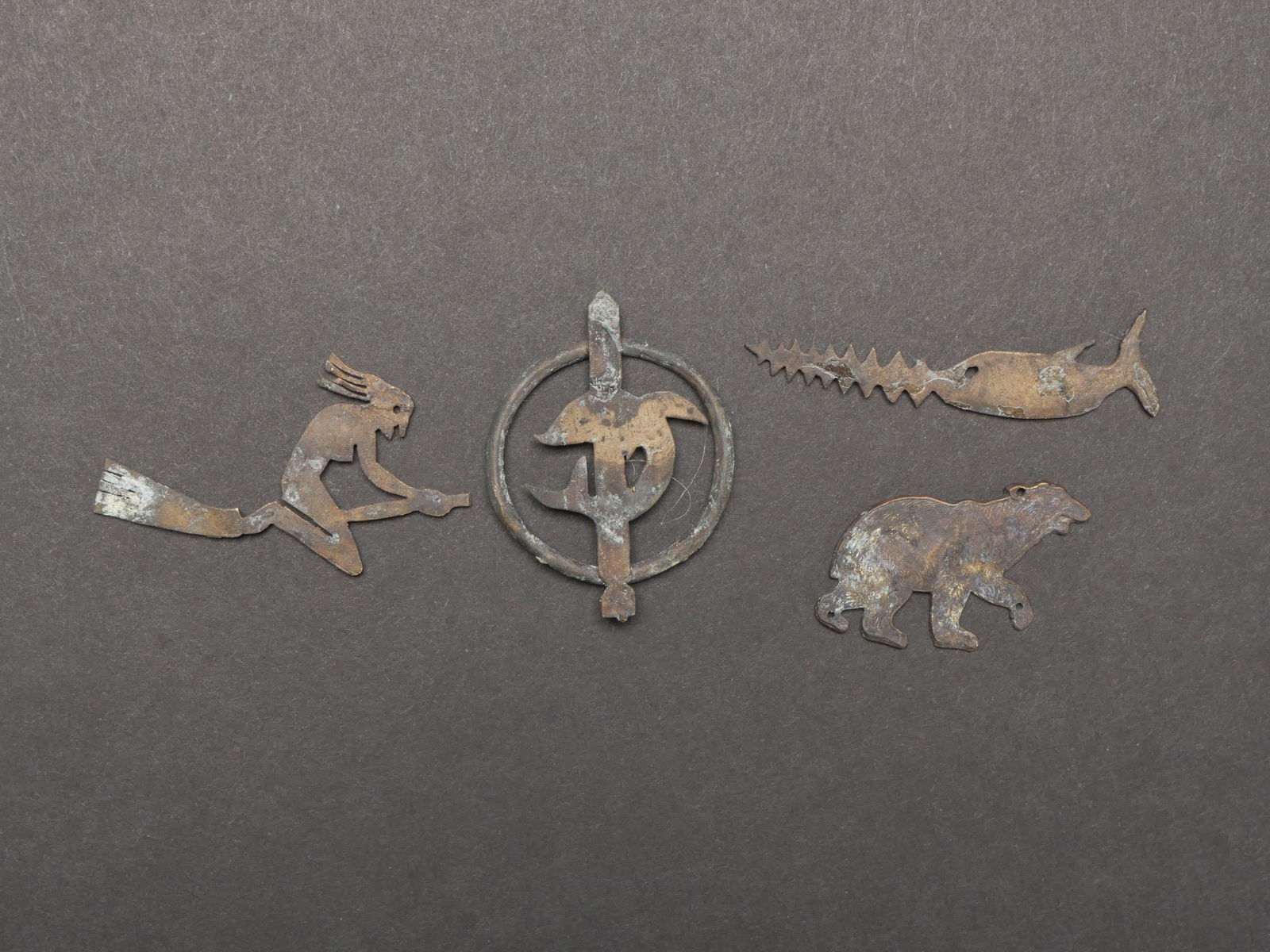 Insignes U Boot Flottille. Uboot Flottille insignia.: Insignes U Boot Flottille. Comprenant quatre insignes metalliques differents. Traces d oxydation et de colle sur les insignes. A noter une certaine usure et patine des pieces. Etat II+. U Boot Flotill