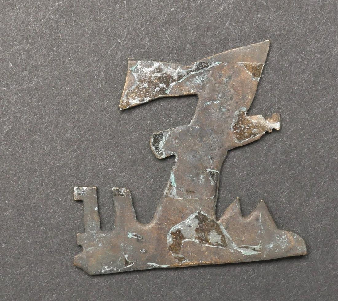 Insigne 7eme Uboot Flottille. 7th Uboot Flotille insignia.: Insignes 7eme U Boot Flottille. En metal, traces de colle au dos. Sans points de fixation. A noter une certaine usure et patine de la piece, ainsi que des marques d oxydation. Etat II+. Badges 7th U B