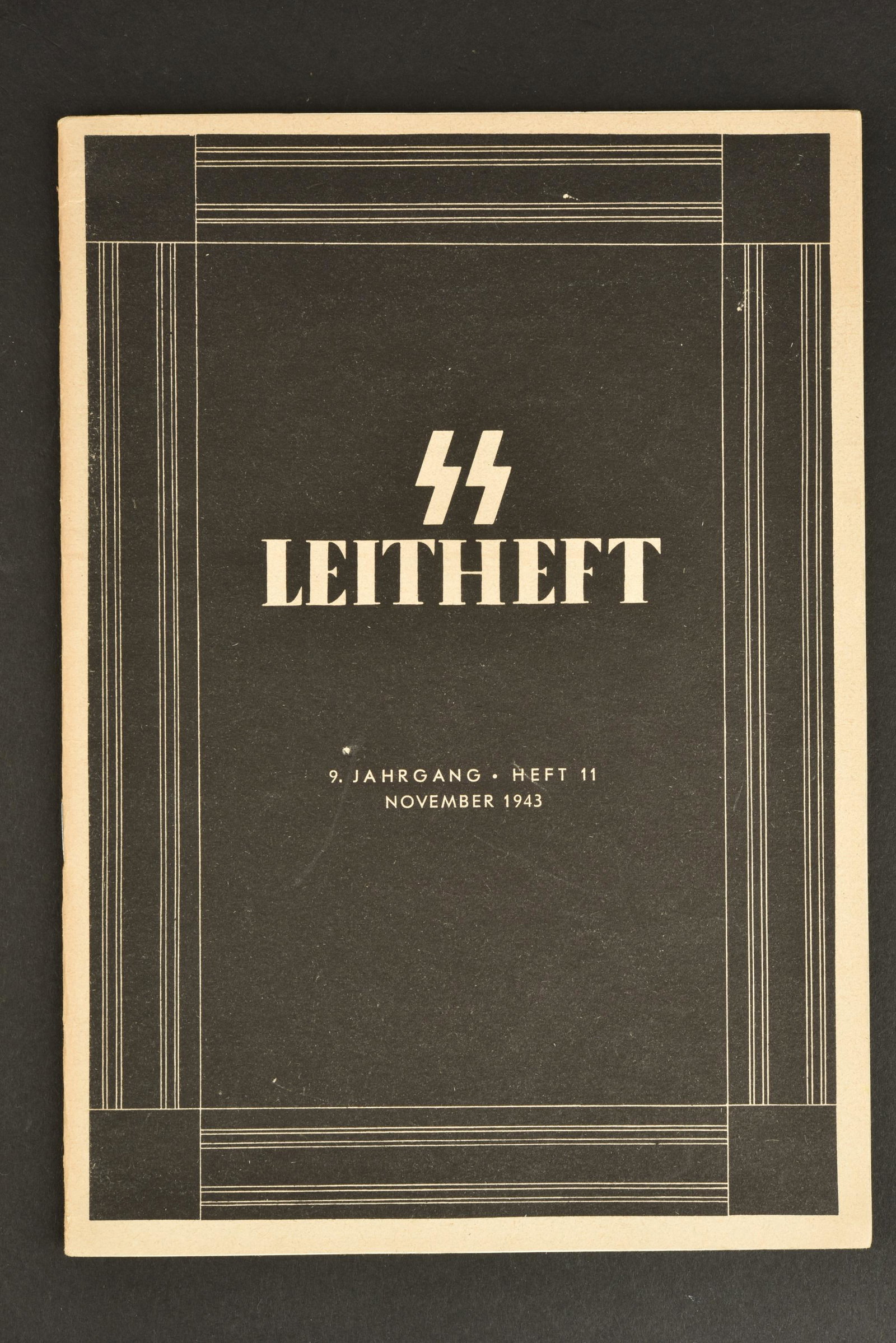 SS Leitheft.: SS Leitheft. Couverture en epais papier noir. Bien marque SS Leitheft 10 Jahrgang Heft 6 1944. Un manque important au dos de la piece au niveau de la couverture. 48 pages. Les agrafes sont oxydees. A 