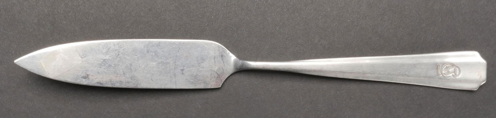 Couteau SS Fuhrerheim Wien. ss Fuhrerheim Wien knife.: Couteau SS Fuhrerheim Wien. Modele pour poisson en metal argente. Face avant marquee FD. Et au verso SS Fuhrerheim Wien Cromargan. A Noter une certaine usure et patine de la piece. Etat II+. SS Fuhrer