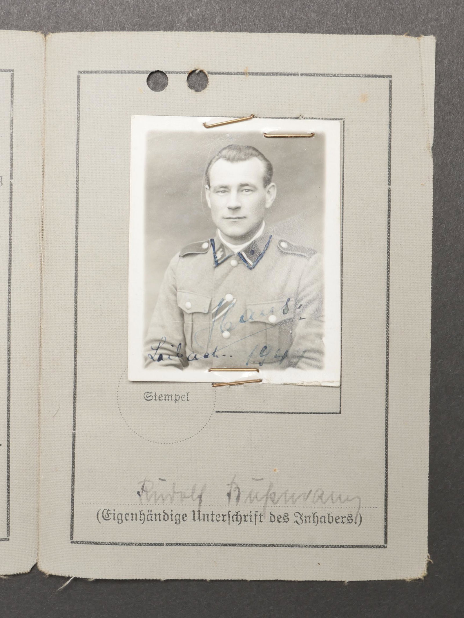 SS Fuhrerschein. SS Fuhrerschein: SS Fuhrerschein. Au nom de Rudolf Bussmann, numero Feldpost 24083, correspondant au 1. Batterie Flak-Abteilung SS-Division Reich dann 1. Batterie Flak-Abteilung SS-Panzergrenadier-Division Das Reich. 