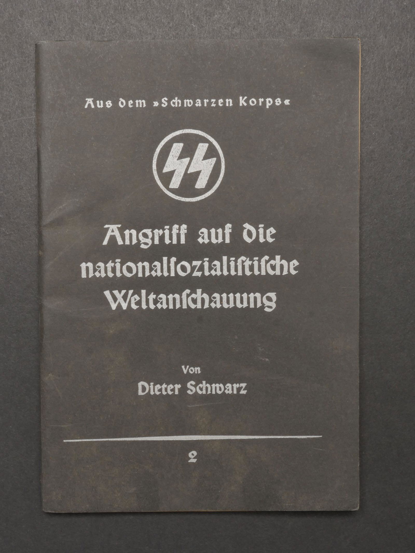 Livret SS. SS Book.: Livret SS Angriff auf die Nationalsozialistische Weltanschauung. Couverture cartonnee en tres bon etat. Livret numero 2. De Dieter Schwarz. Premiere page disposant du tampon Aussenstelle des Reichspro