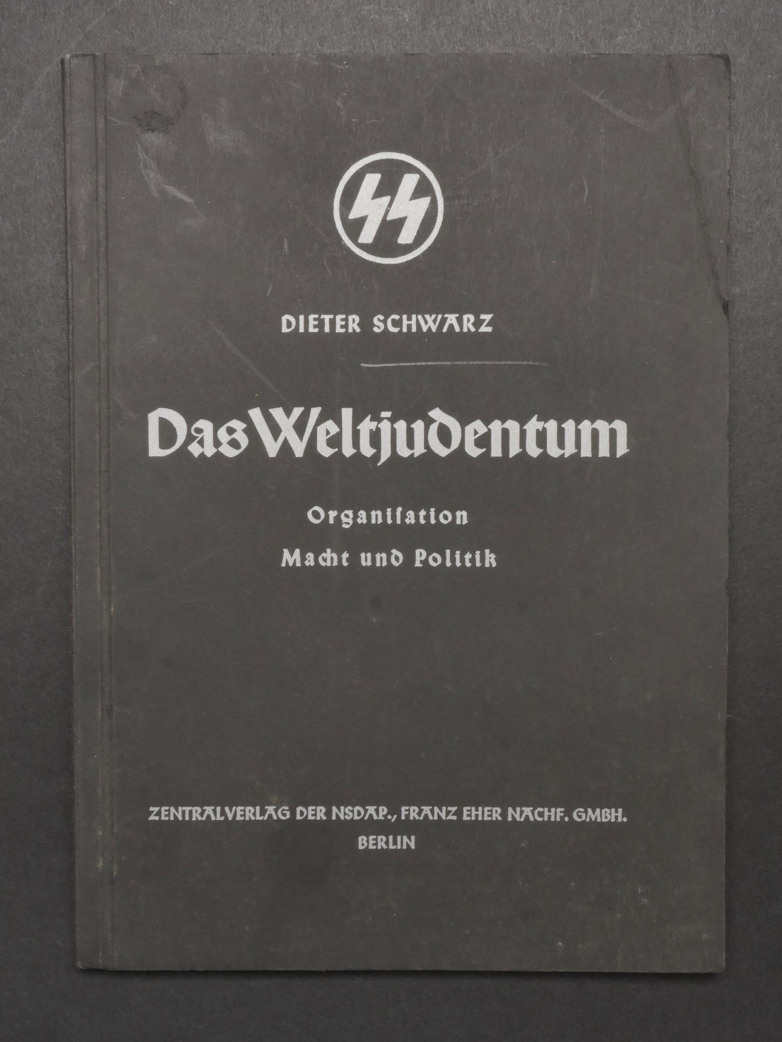 Livret SS. SS Book.: Livret SS. Couverture cartonnee. Marquee SS Dieter Schwarz. Das Weltjudentum Organisation Macht und Politik. Zentral Verlag der NSDAP Franz Eher Nachf GMBH Berlin. Ex libris provenant de la bibliotheq