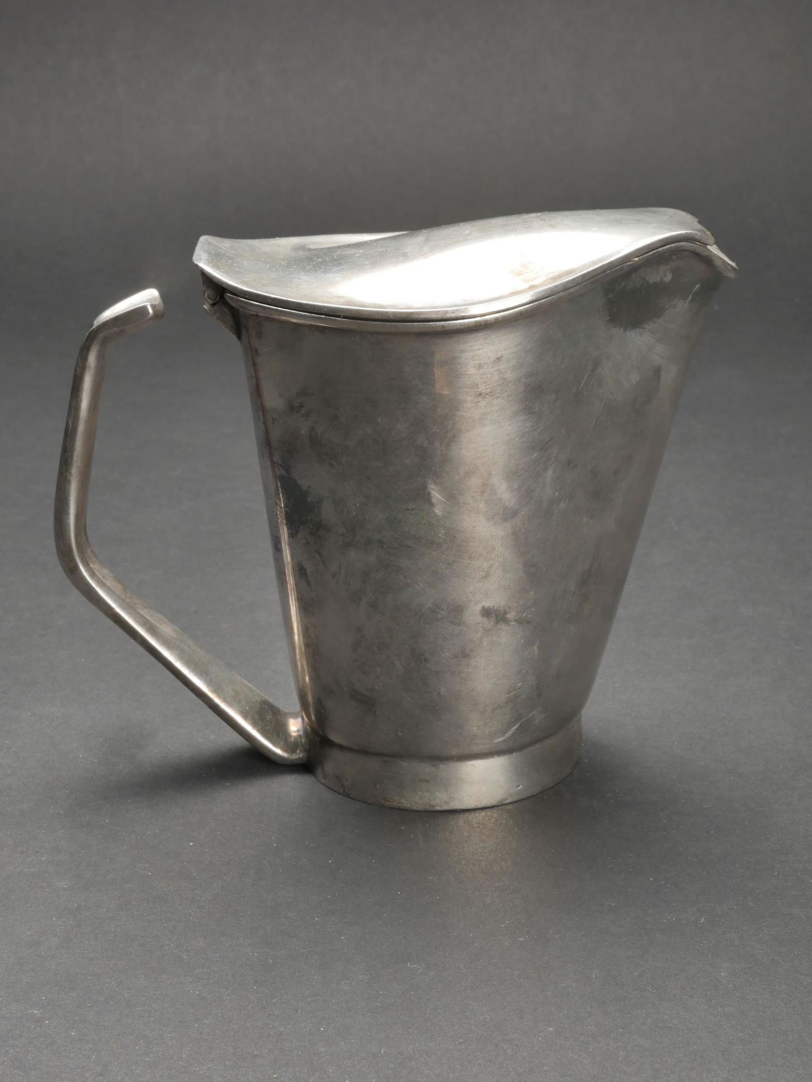 Pot a lait SS Wewelsburg. Milk jug SS Wewelsburg.: Pot a lait Wewelsburg. En metal argente. Anse complete. Couvercle present. Marquages WMF NS 22 0,28L SS Wewelsburg. Hauteur 11,5 cm. A noter une certaine usure et patine de la piece. Etat II+. Wewelsb