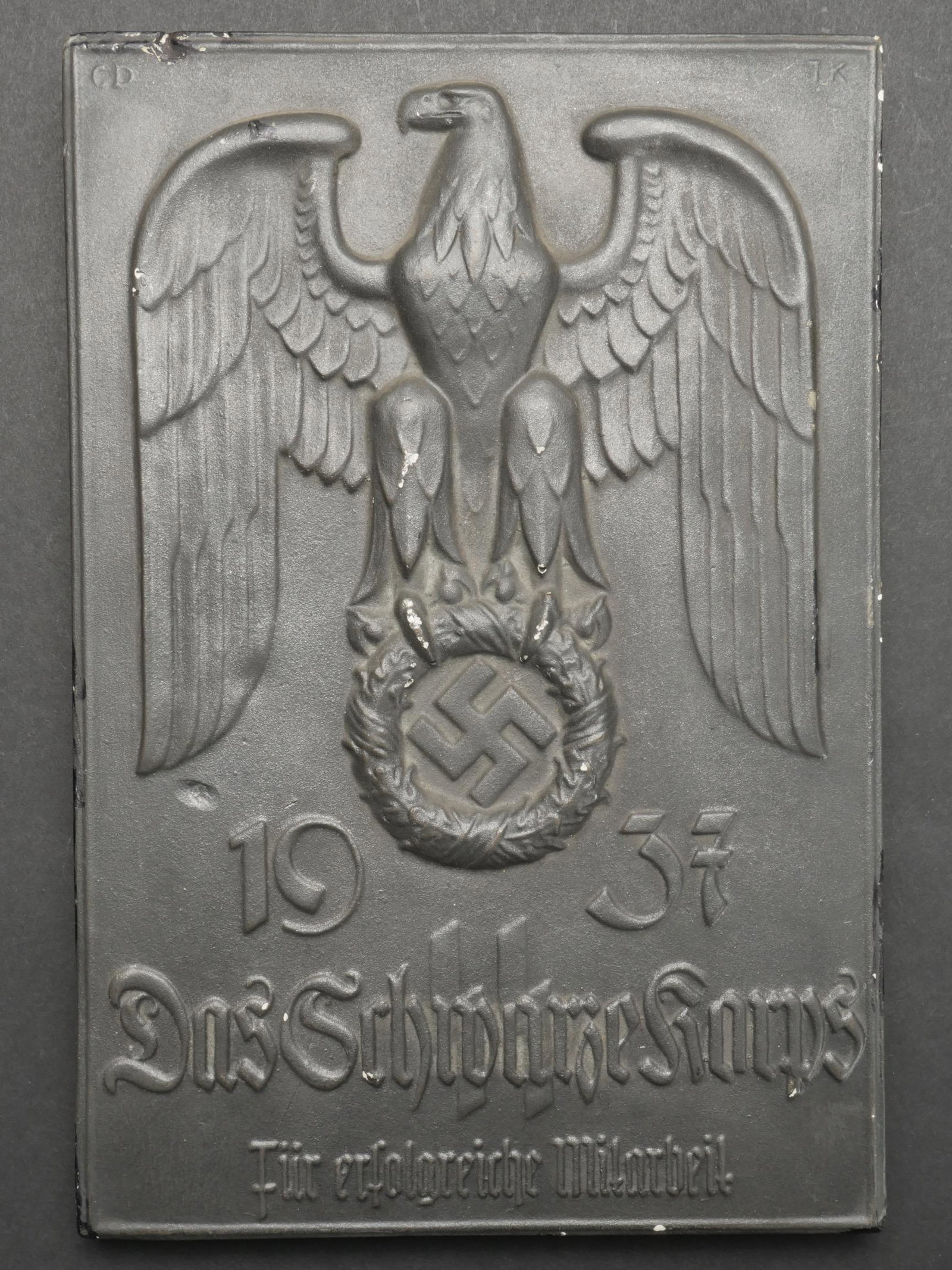 Plaque Das SS Schwarze Korps. Das SS Schwarze Korps plate.: Plaque Das SS Schwarze Korps. Bel aigle en relief aux ailes replie. Beau marquage en relief 1937 Das SS Schwarze Korps fur Erfolgreiche Mitarbeit. Plaquette signee du monogramme des directeurs du jour