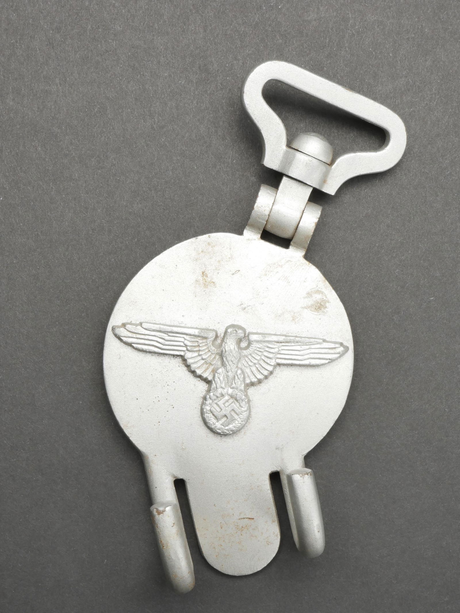 Porte tambour SS. SS drum door.: Porte tambour SS. En metal, couleur argent a 70%. Bel aigle SS en relief. Les crochets de fixation de l instrument sont complets. Attache mobile et articulee. Marquages RZM 928/38 SS. A noter une cert