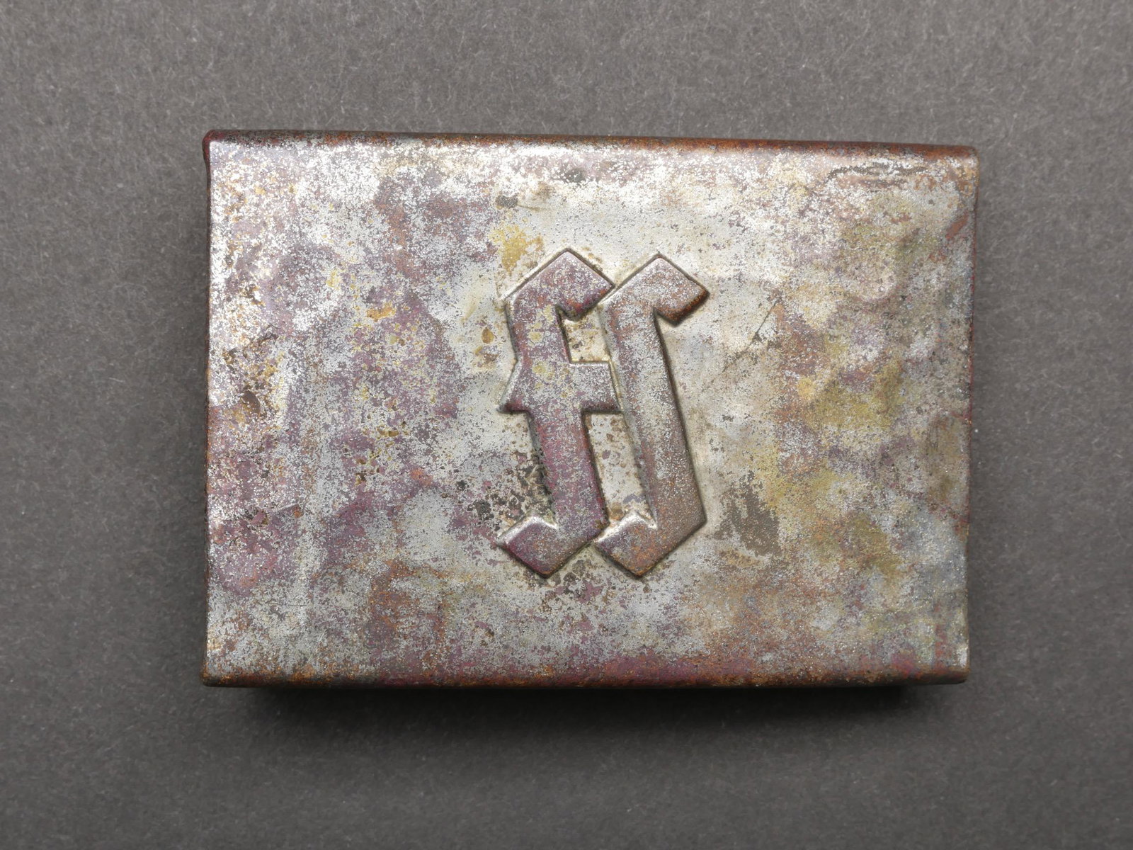 Boucle de ceinturon Freikorps Sudetenland. Freikorps belt buckle.: Boucle de ceinturon Freikorps Sudetenland. En metal martele. Lettrage FS en relief, pour Freikorps Sudetenland. Sans marquages visibles. Boucle a deux ardillons complete mais deformee. A noter une cer