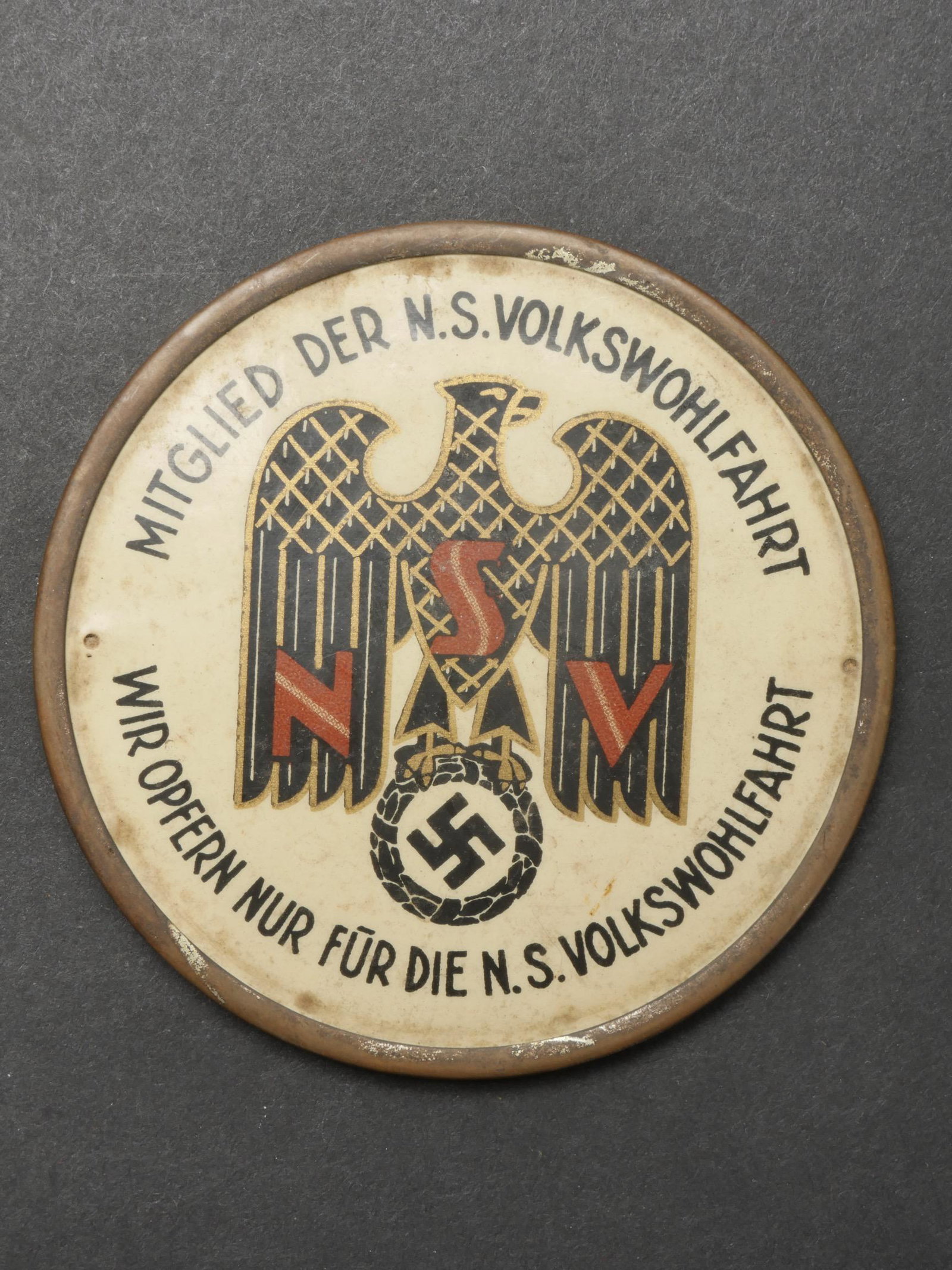 Plaquette NSV. NSV Plate.: Plaquette NSV. En matiere plastique montee sur un support en metal. Bel aigle NSV. Marquages Mitgleid der NS Volkswohlfahrt Wir Opfern nur fur die NS Volkswohlfahrt. Fabrication Paulmann Crone Ludensc