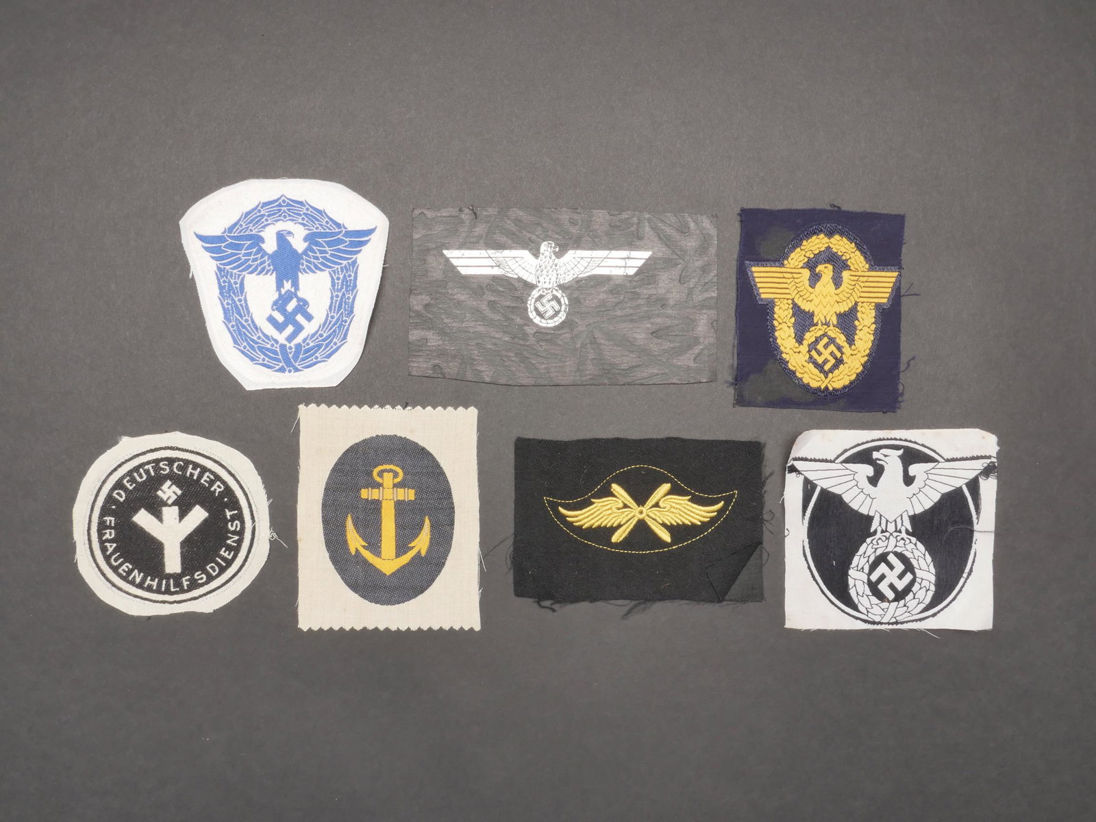 Insignes allemand. German insignia.: Insignes allemand. Comprenant un insigne Deutscher Frauenhilfsdienst, jamais monte, modele tisse. Un insigne de specialite brode sur fond en drap noir. Un insigne Bevo sur fond blanc. Un aigle alleman