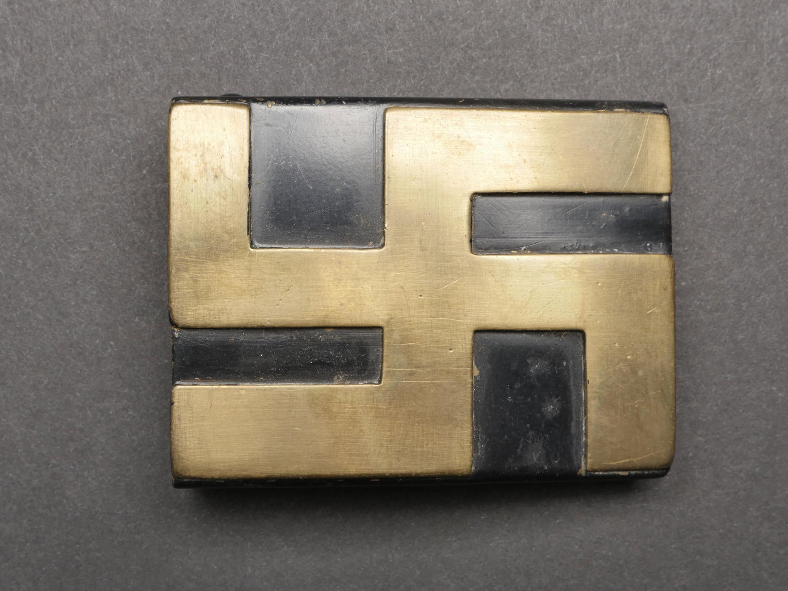 Boucle de ceinturon de parties politique etrangers. Belt buckle of foreign political parties.: Boucle de ceinturon de parties politique etrangers. En metal, peinture noire a 80. Insigne national en laiton. Boucle a deux ardillons presente. Fabrication Deumer 3. A noter une certaine usure et pat
