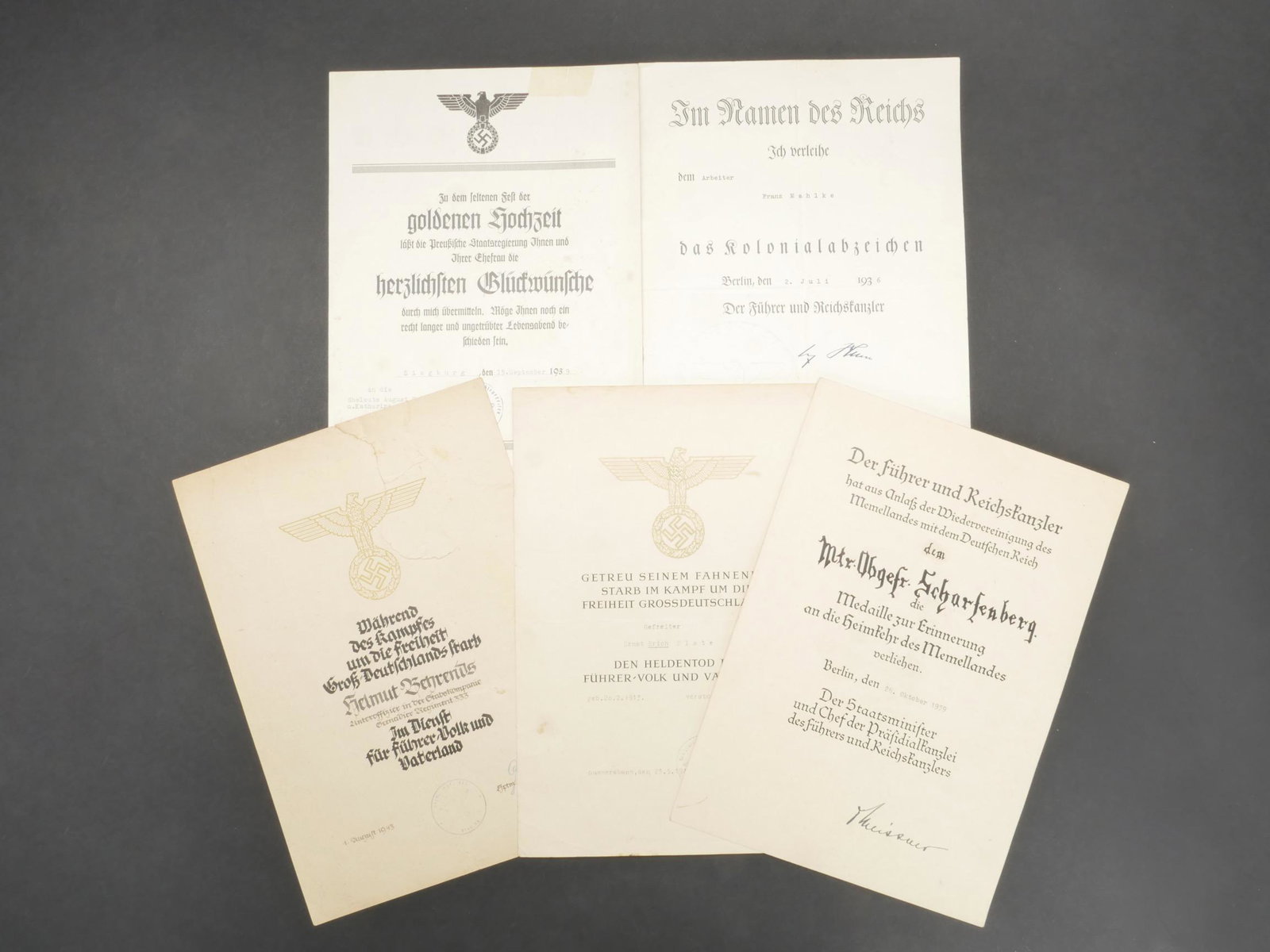 Diplomes allemand. German diploma.: Diplomes allemand. Comprenant un diplome Goldenen Hochzeit, Siegsburg le 15 septembre 1939. Un diplome das Kolonialabzeichen, date du 2 juillet 1936, attribue a l Arbeiter Franz Mahlke. Un diplome Med