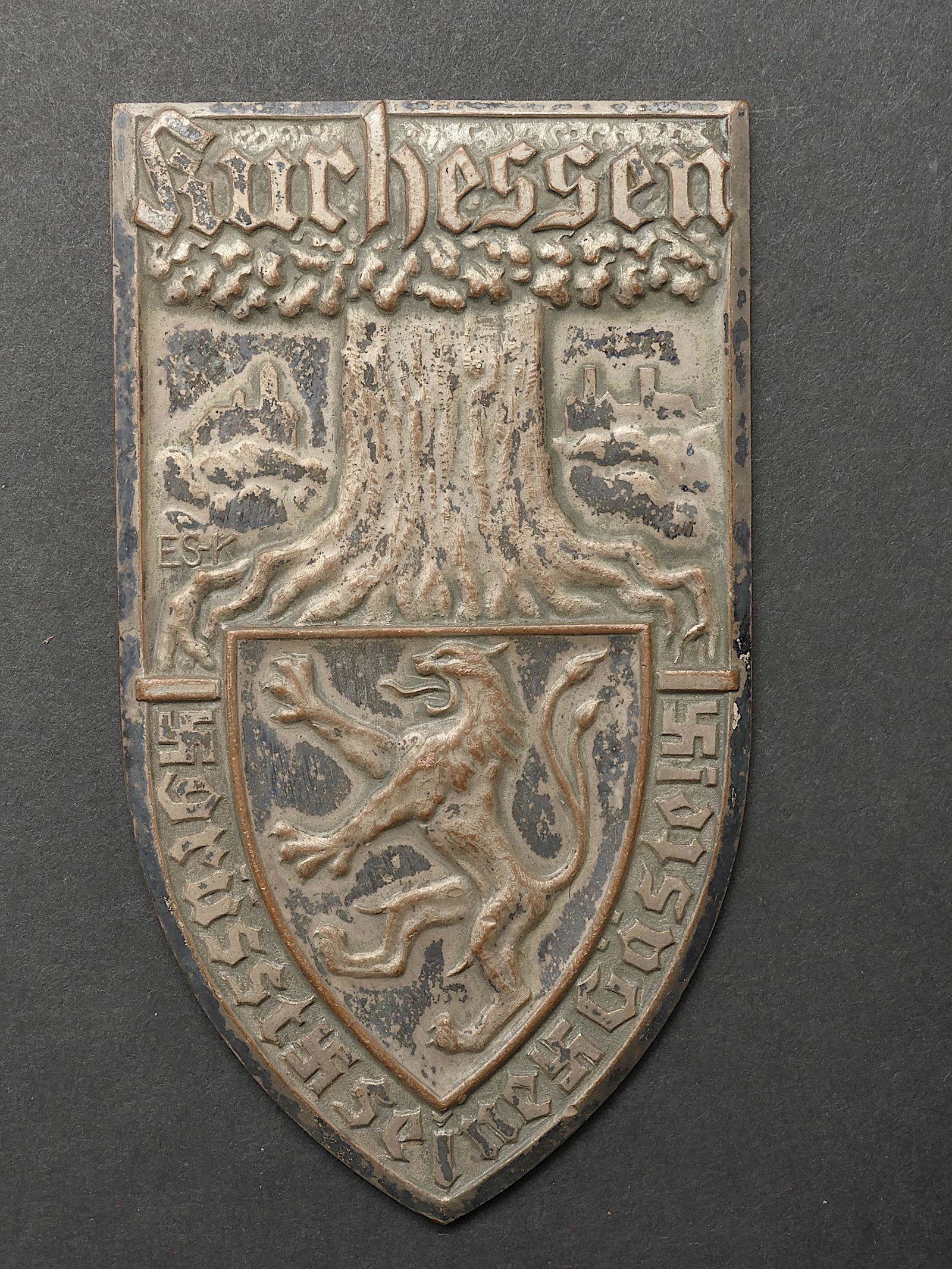 Plaquette Kurhessen. Kurhessen plate.: Plaquette Kurhessen. Decors en relief. Marquages Kurhessen Grusst seine Gaste. Fabrication Gebr Fest Haneu. Dimensions 11 x 6 cm. A noter une certaine usure et patine de la piece. Etat II+. Kurhessen