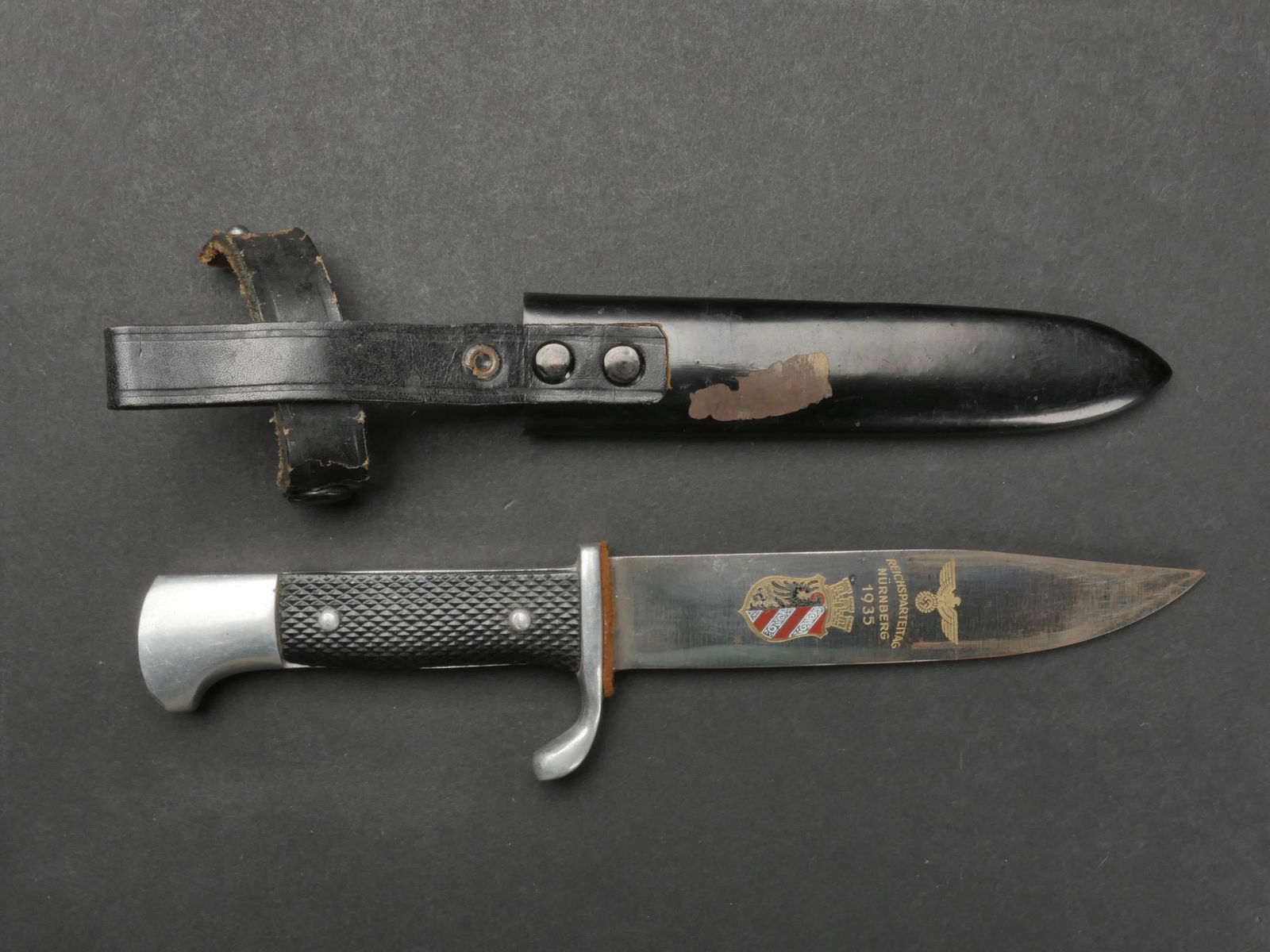 Couteau Reichsparteitag 1935. Reichsparteitag knife.: Couteau Reichsparteitag 1935. Garnitures metalliques. Plaquette en bakelite striees. Belle lame disposant d un marquage dore a l aigle et de la mention Reichsparteitag Nurnberg 1935. Fabrication EetF