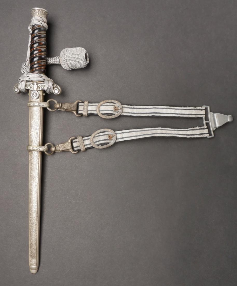 Dague Bahnschutz. Bahnschutz dagger.: Dague d officier Bahnschutz. Manche en bois de couleur noir, fortement use et partiellement decolore. Toutes les garnitures sont en metal. Belle lame, legerement tordu a la pointe. Fabrication Emil Vo