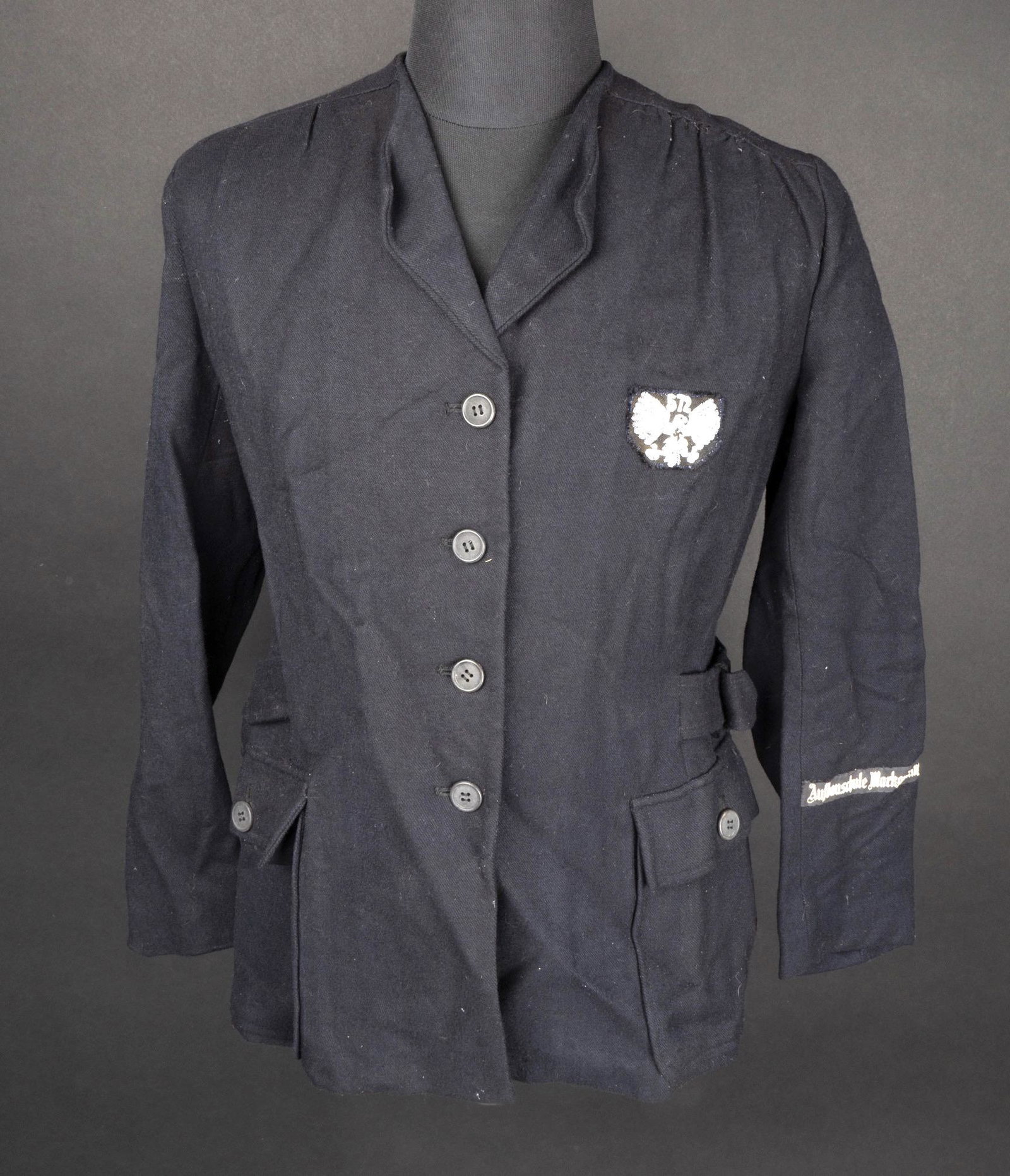 Blouson BDM. BDM jacket.: Blouson Gruppenfuhrerin BDM. En drap bleu marine. Tous les boutons sont presents. Interieur double en satinette grise. Insigne de poitrine de Gruppenfuhrerin, en cannetille oxydee, monte main. Bann 57