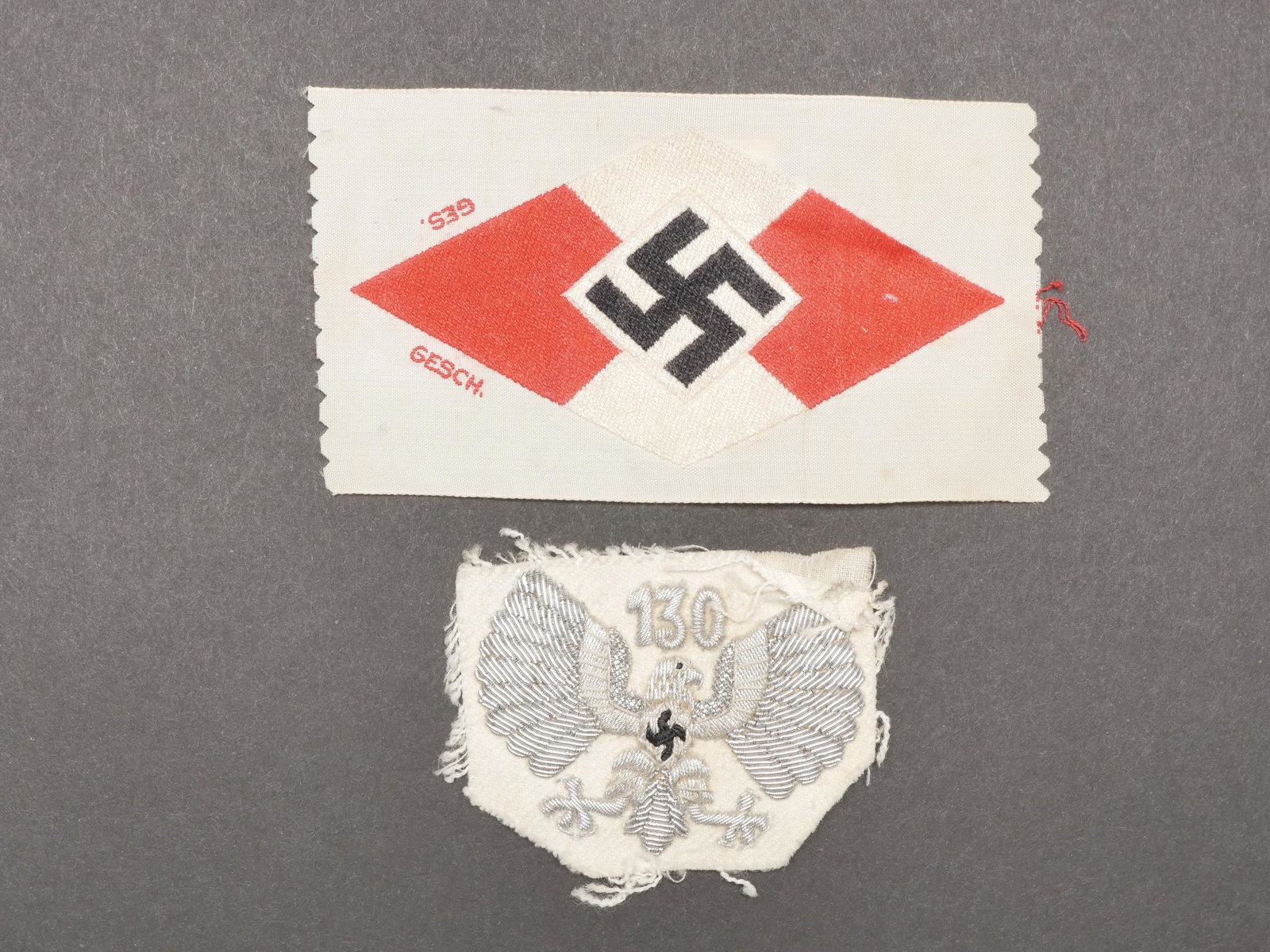 Insignes BDM. BDM insignia.: Insigne BDM. Comprenant un insigne en cannetille argent sur fond blanc, au grade de Gruppenfuhrerin, numero de Bann Dortmund. Un insigne BDM tisse, sur fond blanc, jamais monte, marque GES GESCH, etiq