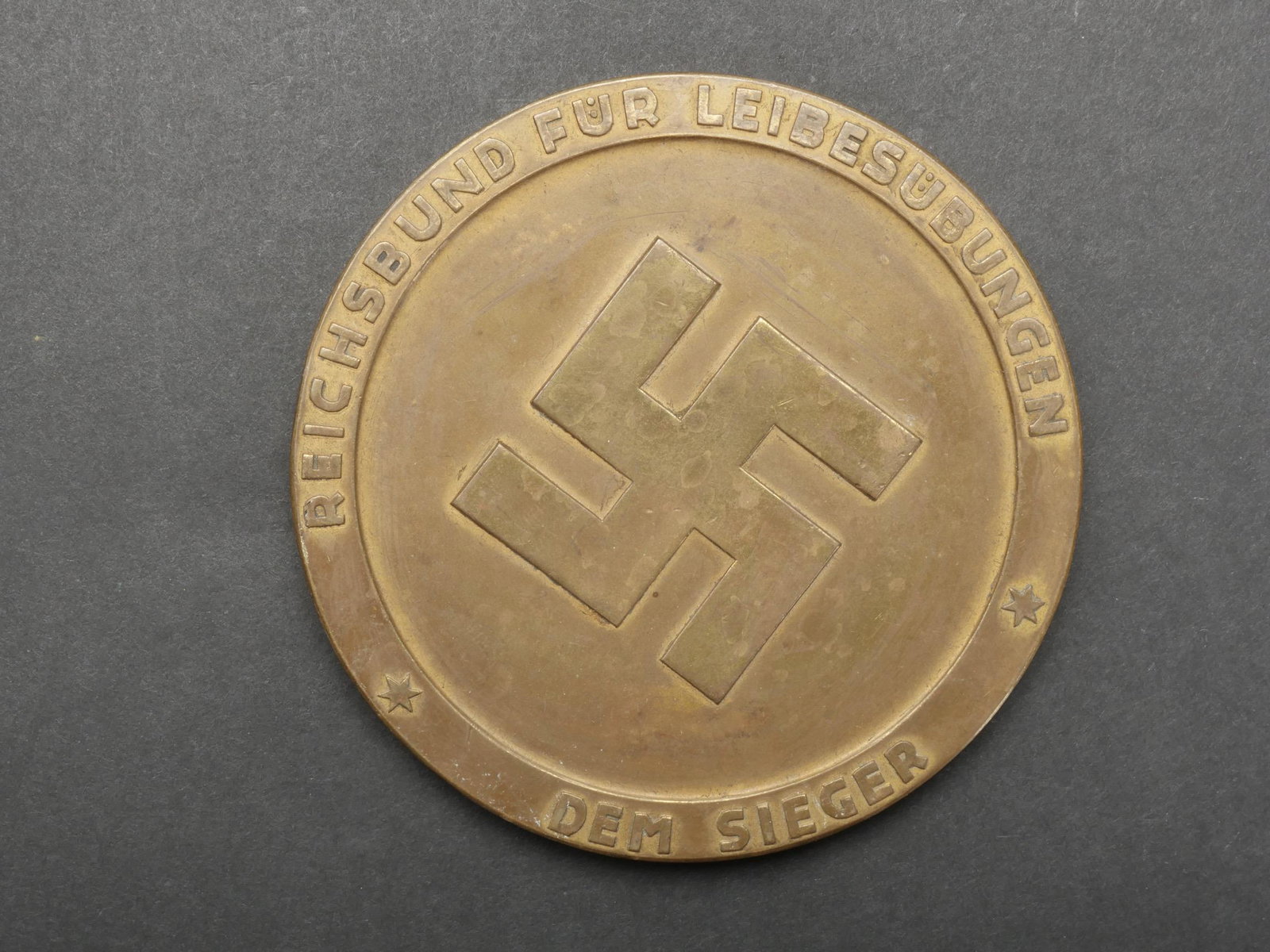 Medaille Reichsbund. Reichsbund medal.: Medaille Reichsbund. En metal, sous forme de disque. Couleur doree a 60%. Insigne national en relief au centre de la medaille. Recto marque Reichsbund Fur Leibesubungen dem Sieger. Au verso Deutsche W