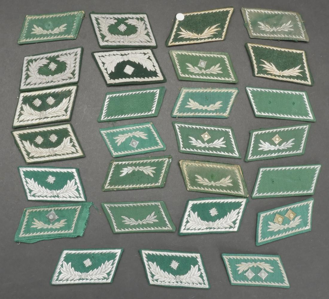 Insignes de la douane. Custom insignia.: Insignes de la douanes. Comprenant 27 pattes de col des douanes. Divers modeles et fabrication. A noter une certaine usure et patine des pieces. Etat II+. Customs Insignia. Including 27 customs collar