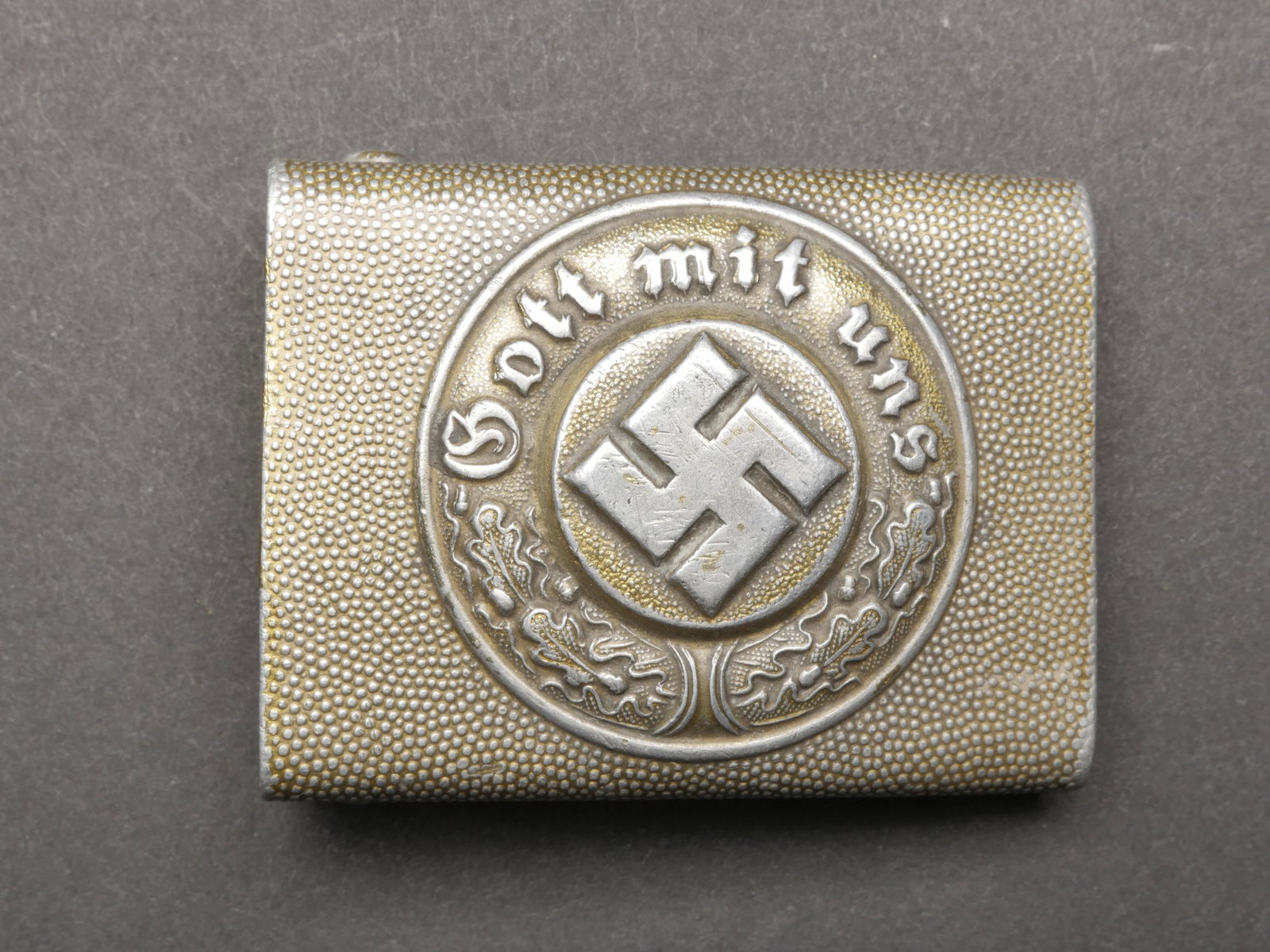 Boucle de ceinturon Wasserschutzpolizei. Wasserschutzpolizei belt buckle.: Boucle de ceinturon Wasserschutzpolizei. En aluminium grenele. Reste de dorure a 5%. Boucle a ardillon complete. Fabrication LOF. A noter une certaine usure et patine de la piece. Etat II+. Belt buckl