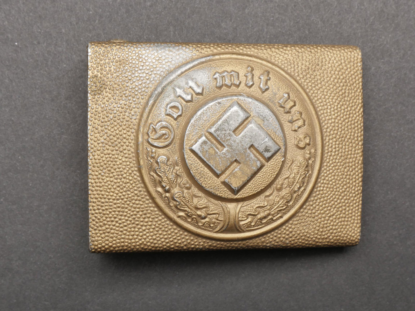 Boucle de ceinturon Wasserschutzepolizei. Wasserschutzpolizei blet buckle.: Boucle de ceinturon Wasserschutzpolizei. En aluminium grenele. Reste de dorure a 75%. Boucle a ardillon complete. Fabrication RS et S. A noter une certaine usure et patine de la piece. Etat II+. Belt 