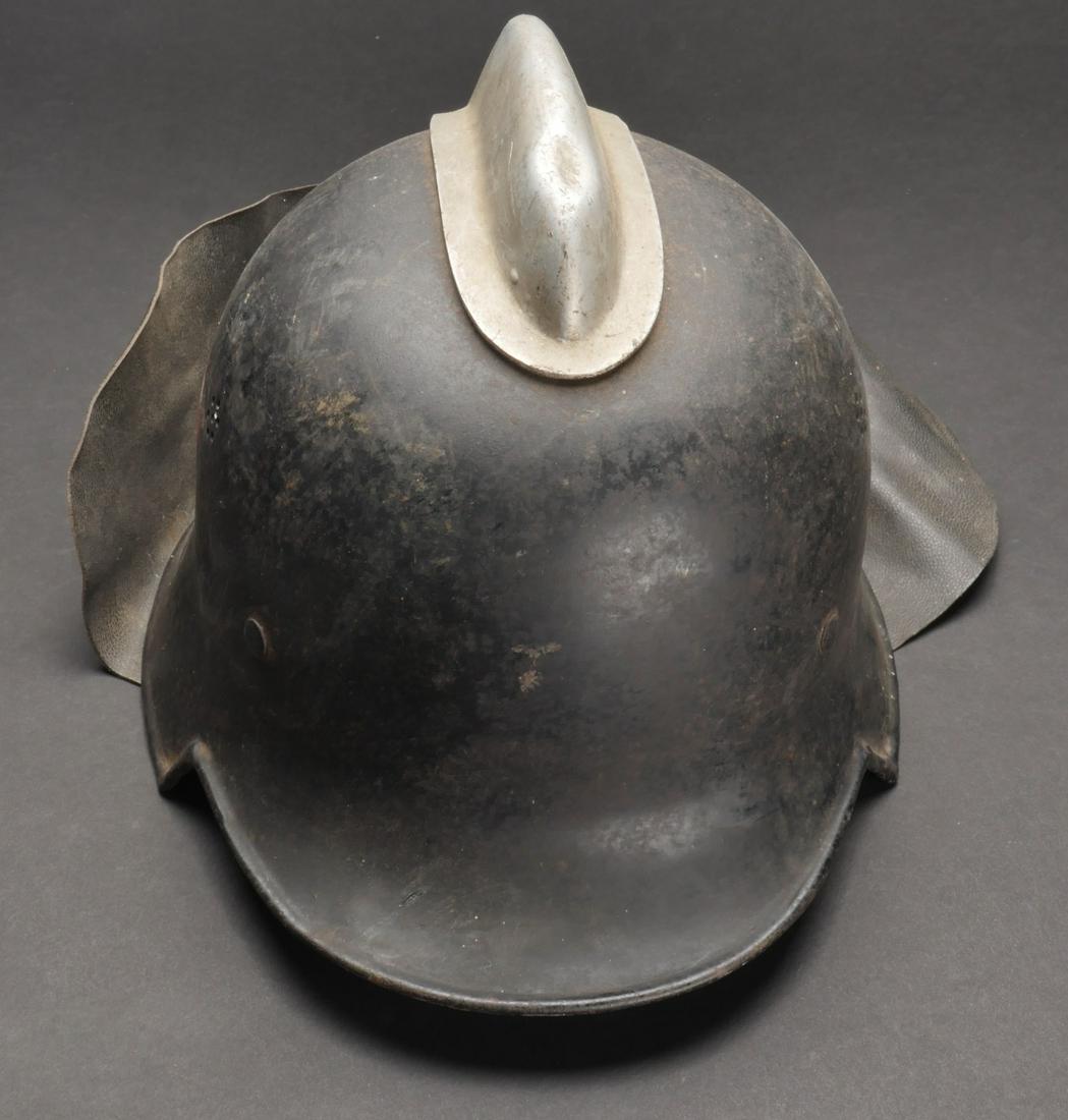 Casque de pompier du Reich. Firefighter helmet.: Casque de pompier du Reich. Coque ce casque metallique. Peinture noire a 70. Legere deformation de la coque. Cimier en aluminium bossele. Insigne pompier a 70%. Couleurs nationales a 80%. Nuquiere toi