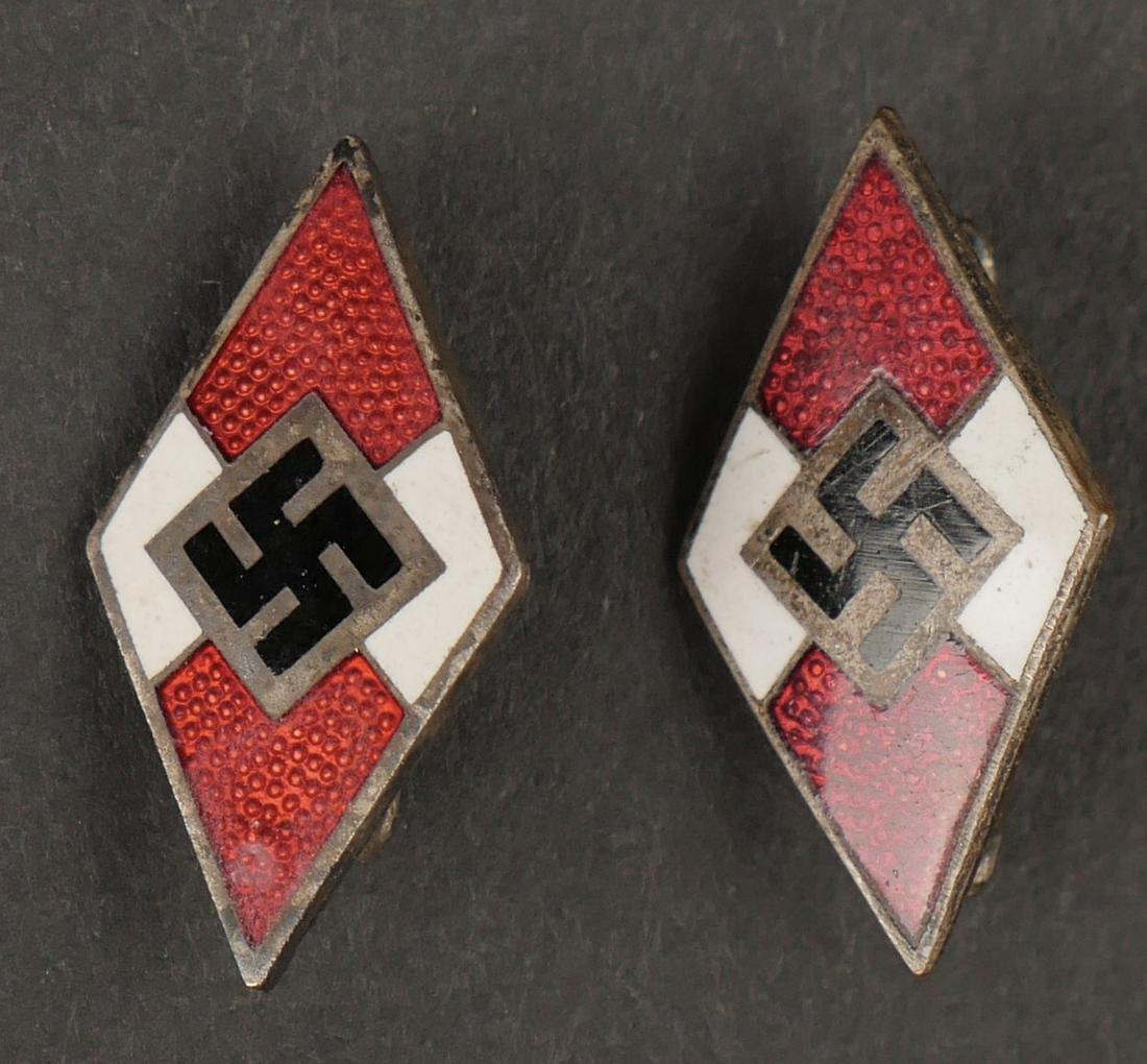 Insignes HJ. HJ insignia.: Insignes Hitlerjugend. Comprenant deux insignes pour coiffure en metal emaille. Fabrication RZM M1/11, correspondant au fabricant C Balmberger Nurnberg, et le second marquage RZM est illisible. Les at
