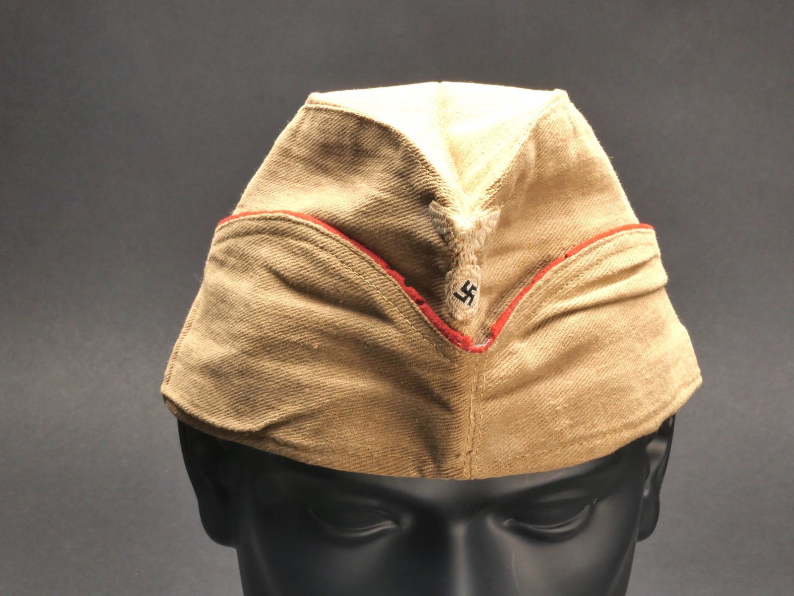Calot HJ. HJ cap: Calot Hitlerjugend. En tissu coton beige. Lisere rouge faisant le tour de la coiffure. Aigle type SA brode et monte main. Interieur double en tissu coton beige. Bandeau de sudation en cuir marron. Ind