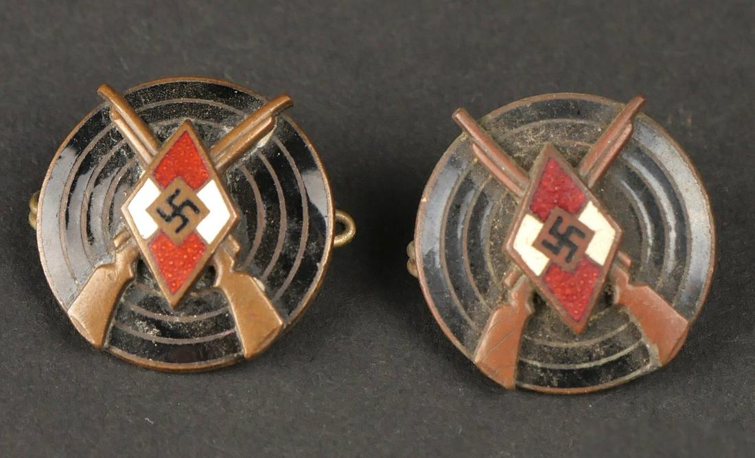 Insignes de tir HJ. HJ shooting badges.: Insignes de tir Hiterjugend. Comprenant un insigne en metal emaille , couleur bronze, attache complete, mais partiellement defaite et tordue, fabrication RZM M1/23, correspondant au fabricant Wilhelm 