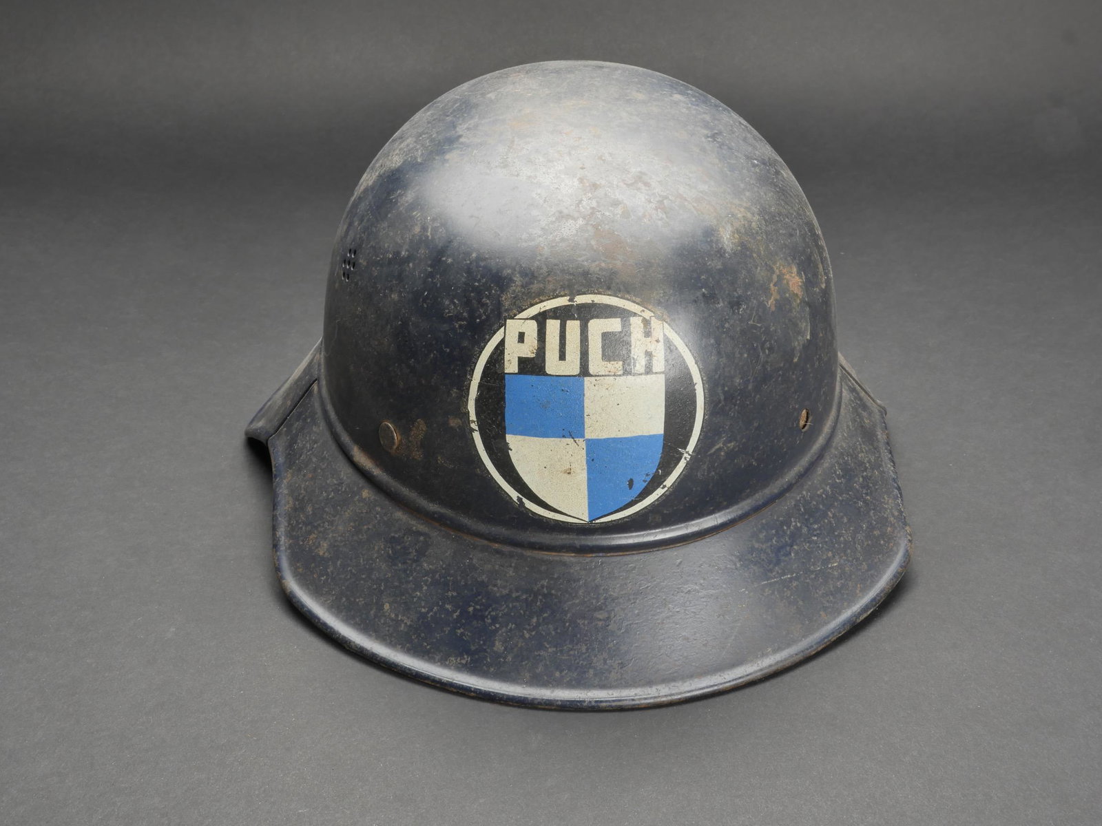Casque Luftschutz. Luftschutz helmet.: Casque Luftschutz. Coque de casque Gladiator. Peinture a 70%. Insigne de la firme Puch sur l avant de la coque. Present a 80%. Un rivet manquant. Un trou a l arriere de la coque. Coiffe en cuir comple