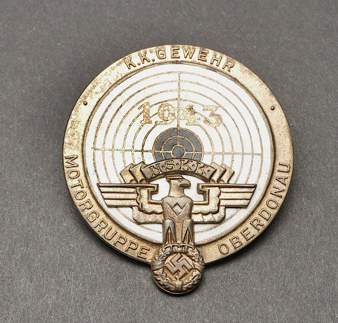 Prix de tir NSKK. NSKK shooting price.: Prix de tir NSKK. En metal emaille. Bordure doree a 50%. Bel aigle NSKK en relief. 1943. Pour une competition de KK Gewehr. Motorgruppe Oberdonau. Attache complete, sans marquage fabricant visible. A 