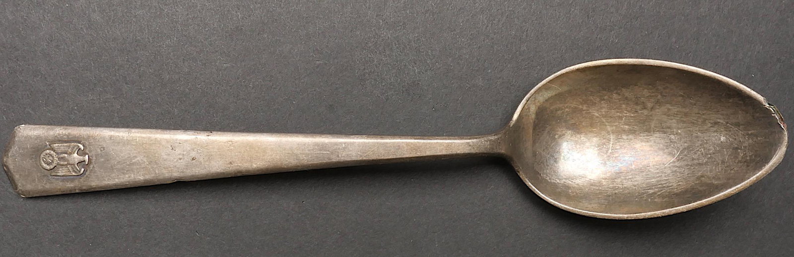 Cuillere du service de Ribbentrop. Spoon of the service of Ribbentrop.: Cuillere du service personnel de Ribbentrop. En metal argente. Bel aigle des services diplomatique present. Marquages au dos BM Fraget BM Plaque. Nombreux manques au niveau du plaquage de la cuillere.
