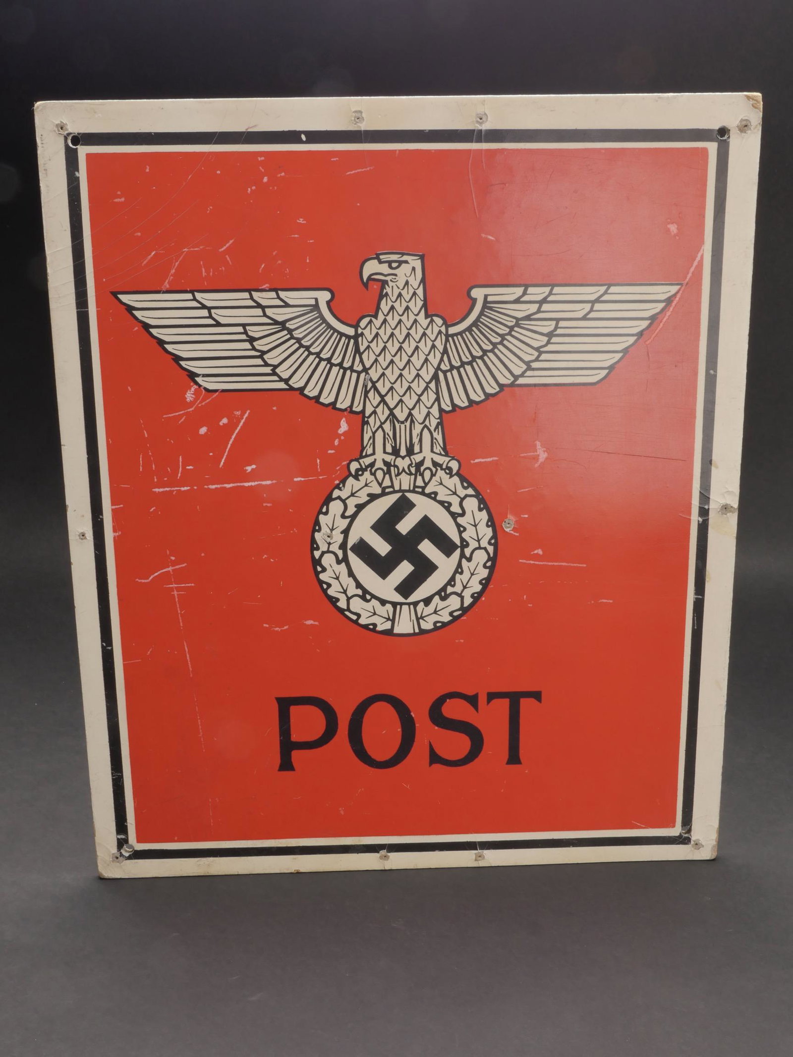 Panneau Post. Post Panel: Panneau Post. En contre plaque. Bordure de couleur blanche. Lisere noir present. Fond du panneau de couleur rouge. Bel aigle allemand. Marquages Post. Quatre points de fixation, ainsi que quelques tro